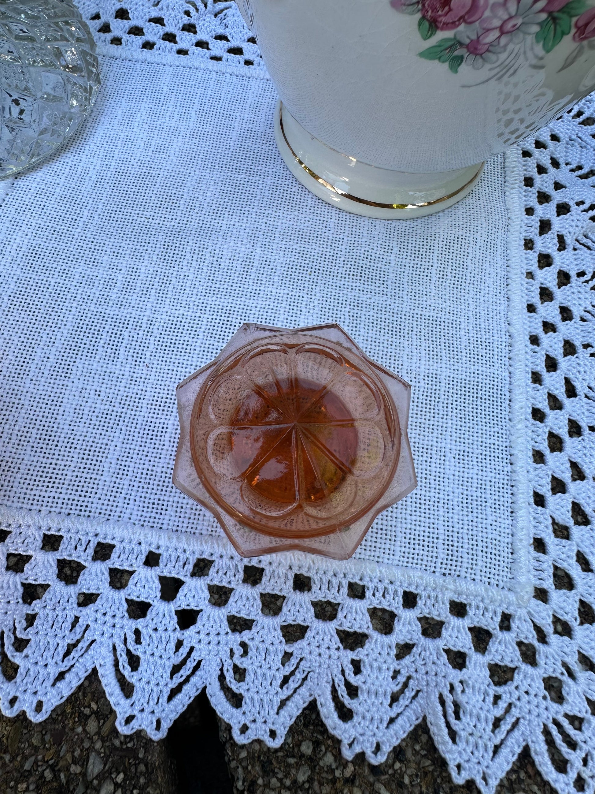 Ancienne Carafe en verre moulé rose De Raymonde à Zoé