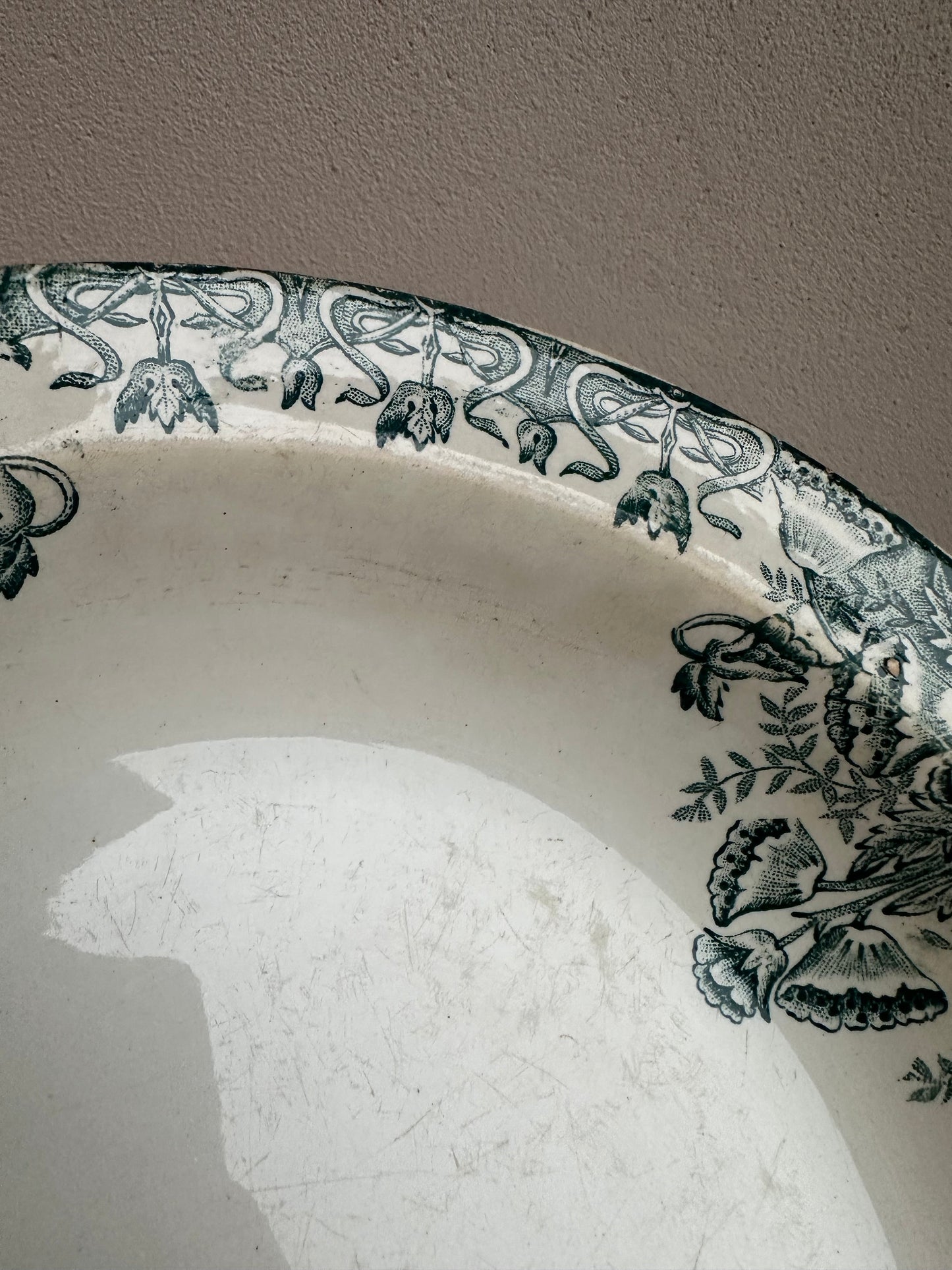 Grand plat rond et creux de service en terre de fer De Raymonde à Zoé