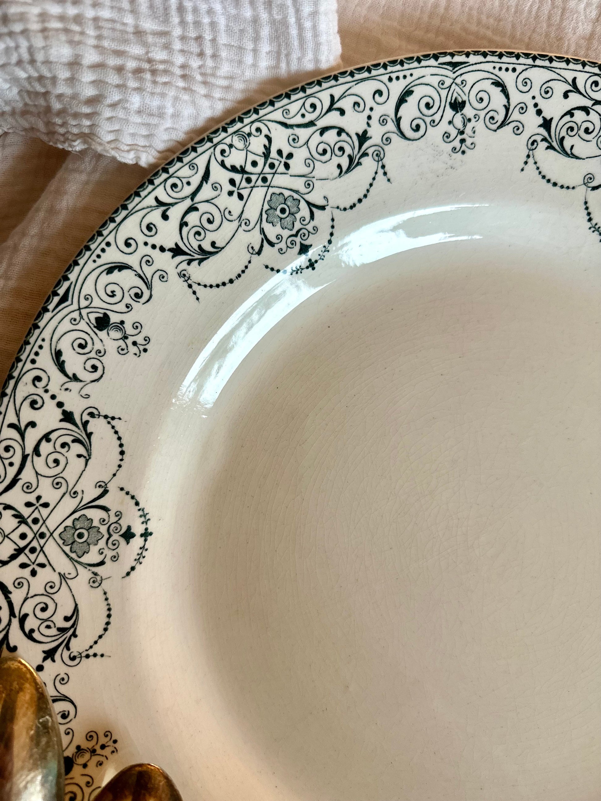 Plat rond de service en terre de fer De Raymonde à Zoé