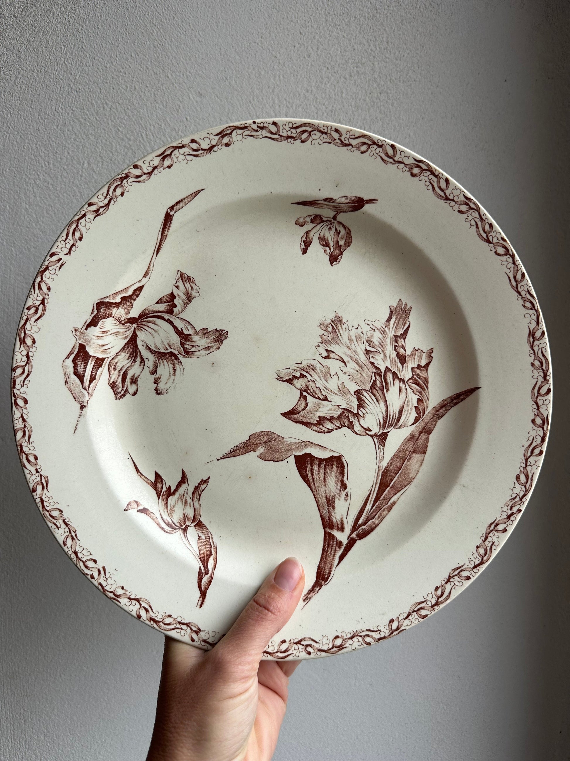 Grand plat rond de service en terre de fer Luneville De Raymonde à Zoé