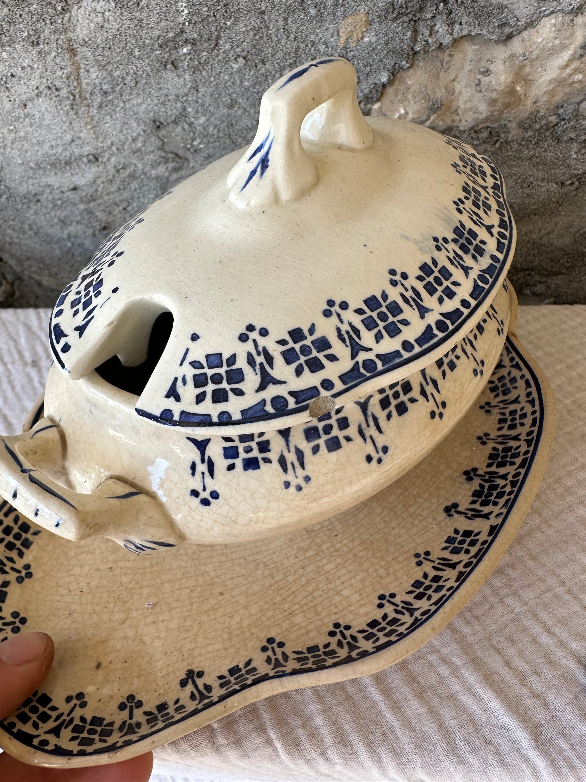 Saucière ancienne sur dormant en terre de fer De Raymonde à Zoé