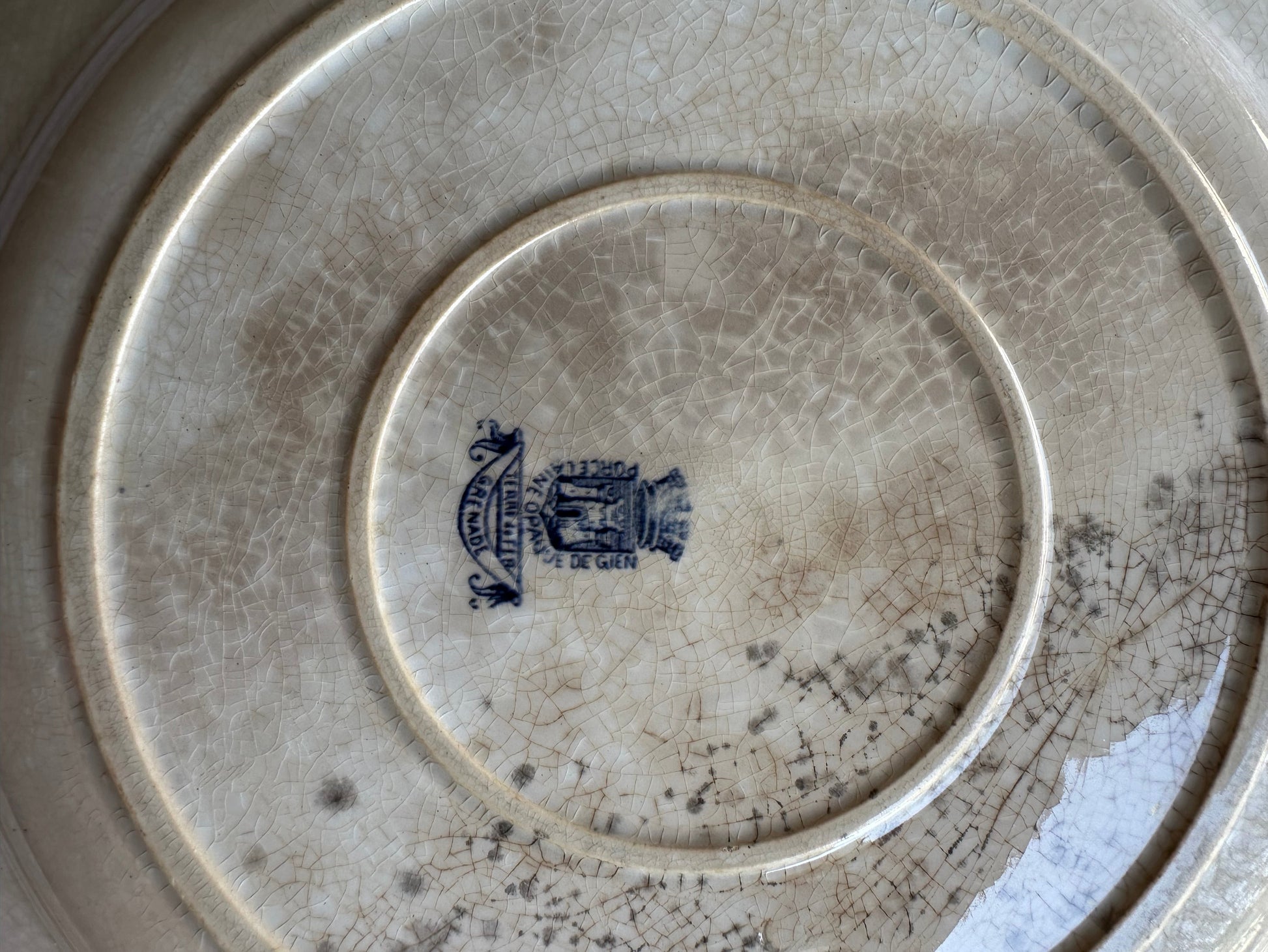 Très grand plat rond de service en terre de fer De Raymonde à Zoé