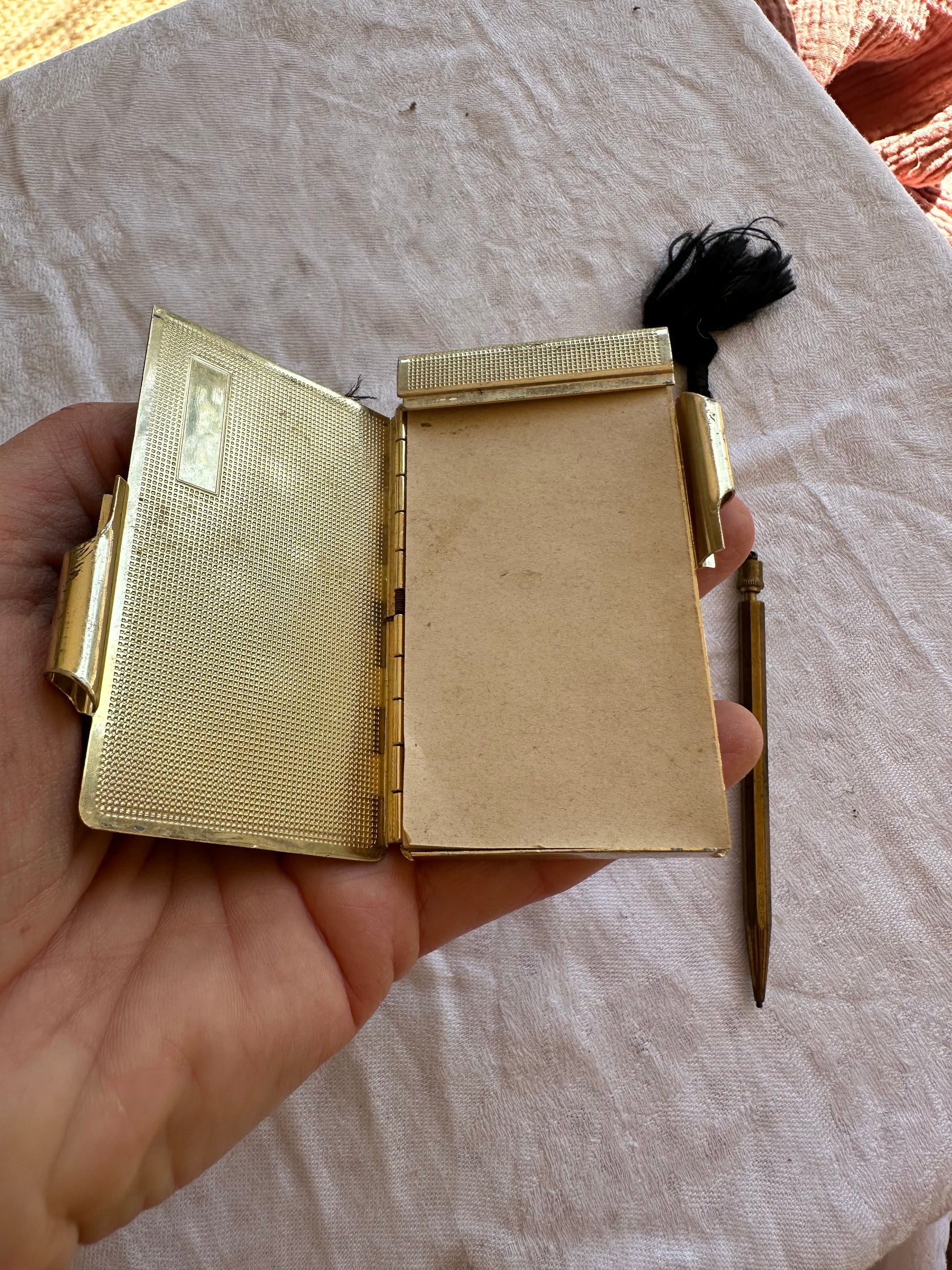Petit carnet ancien avec son crayon De Raymonde à Zoé