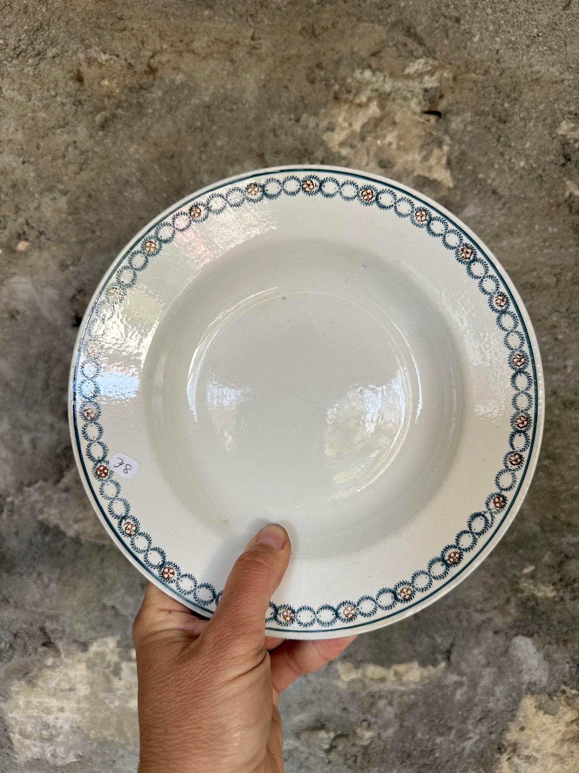 Duo d’Assiettes creuses terre de fer Longwy De Raymonde à Zoé