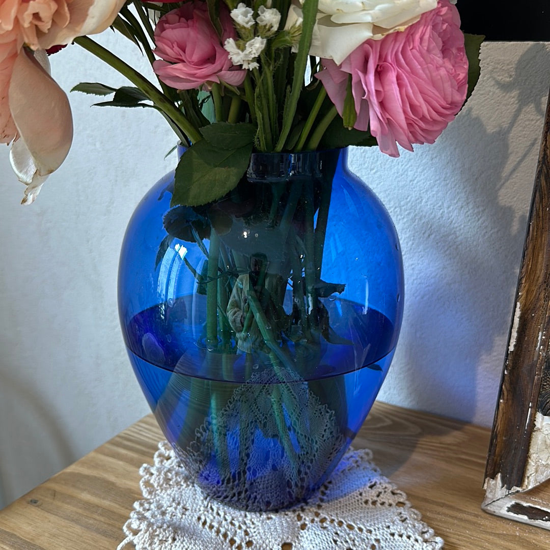Vase en verre bleu transparent De Raymonde à Zoé