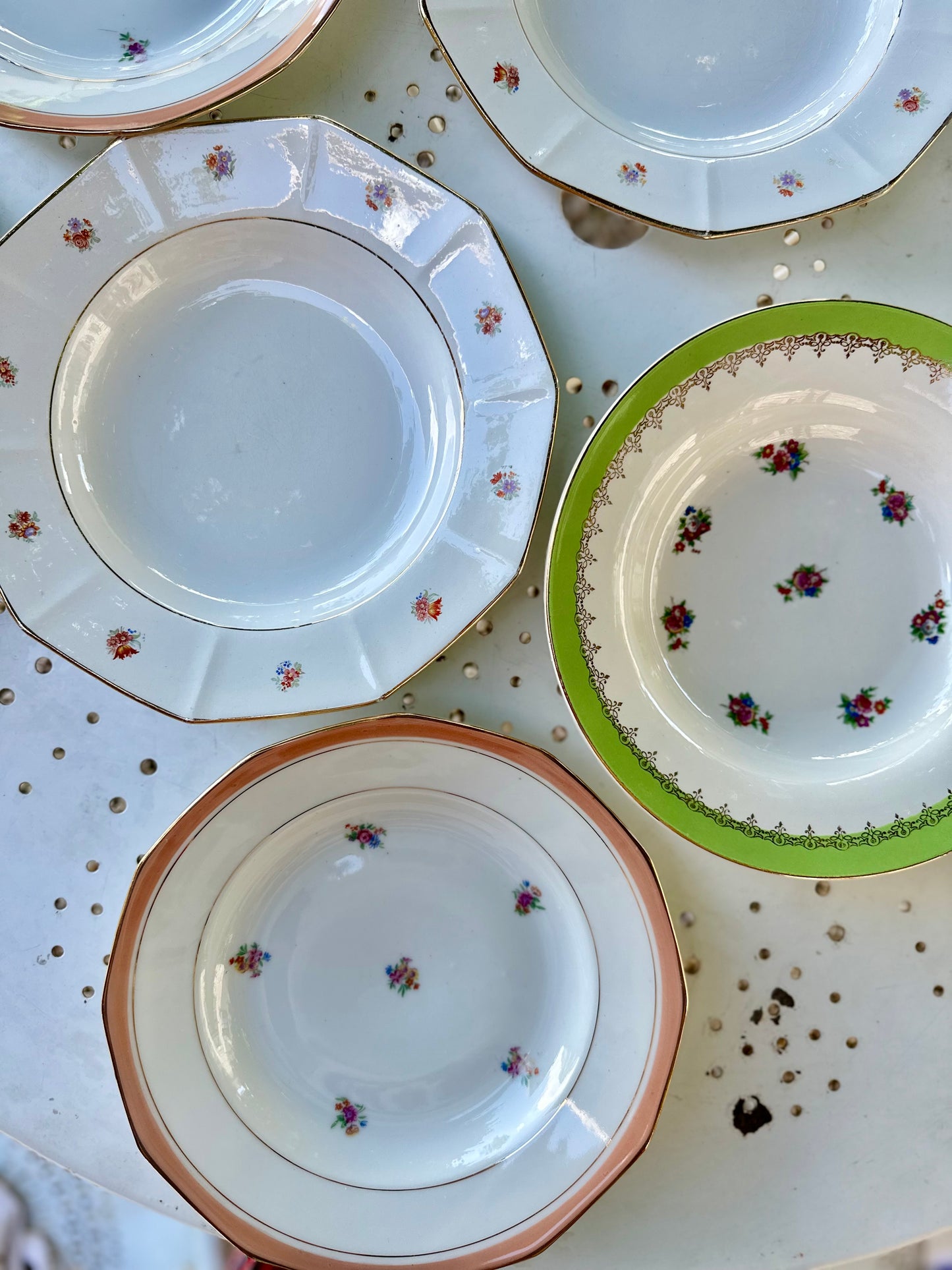 Ensemble de 6 assiettes creuses dépareillées fleuries De Raymonde à Zoé