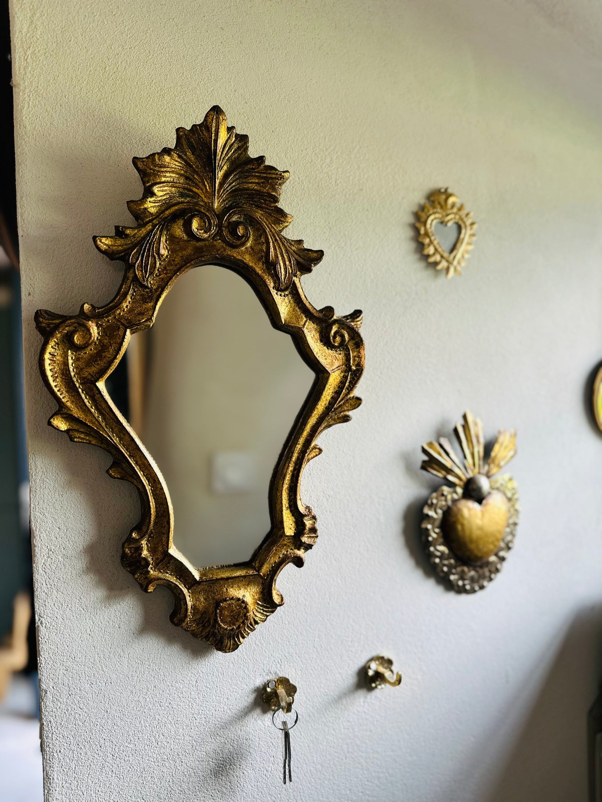 Petit miroir style baroque doré vintage De Raymonde à Zoé