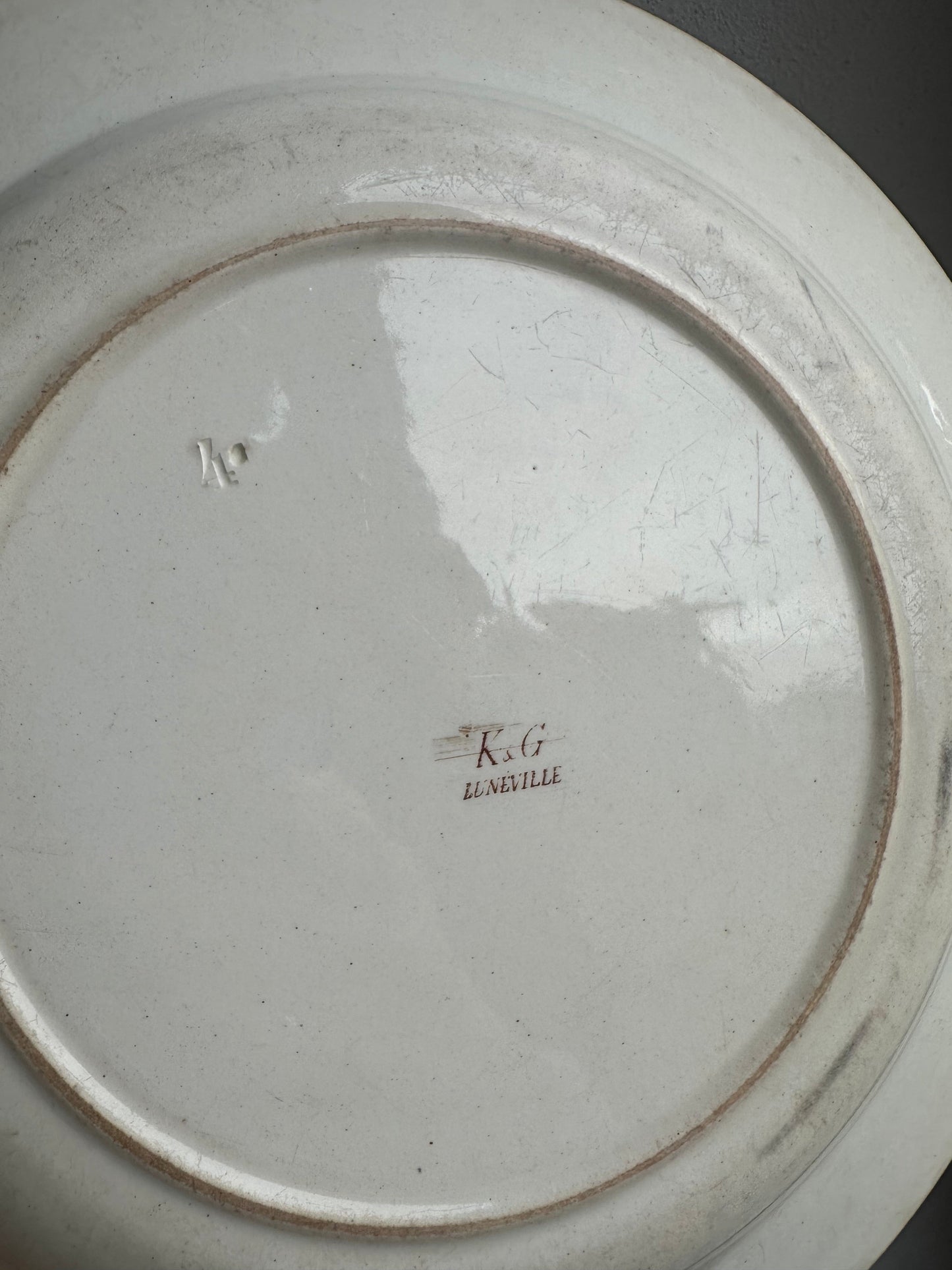 Grand plat rond de service en terre de fer Luneville De Raymonde à Zoé