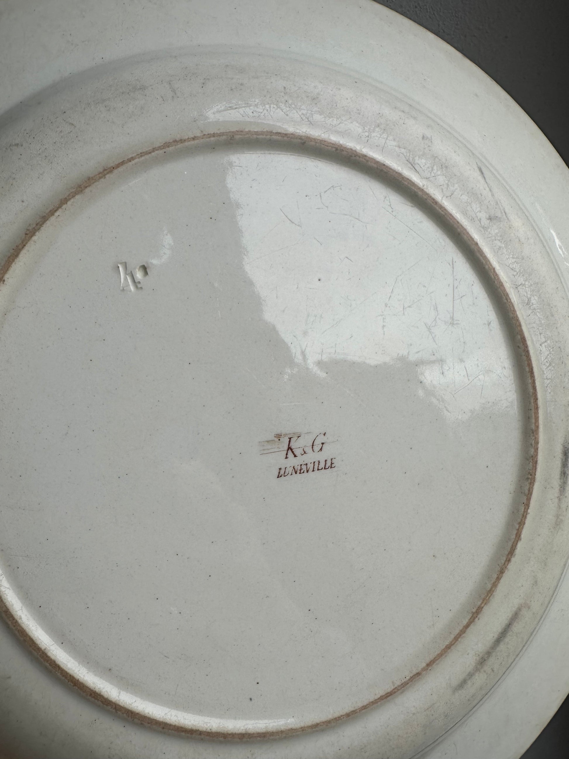 Grand plat rond de service en terre de fer Luneville De Raymonde à Zoé