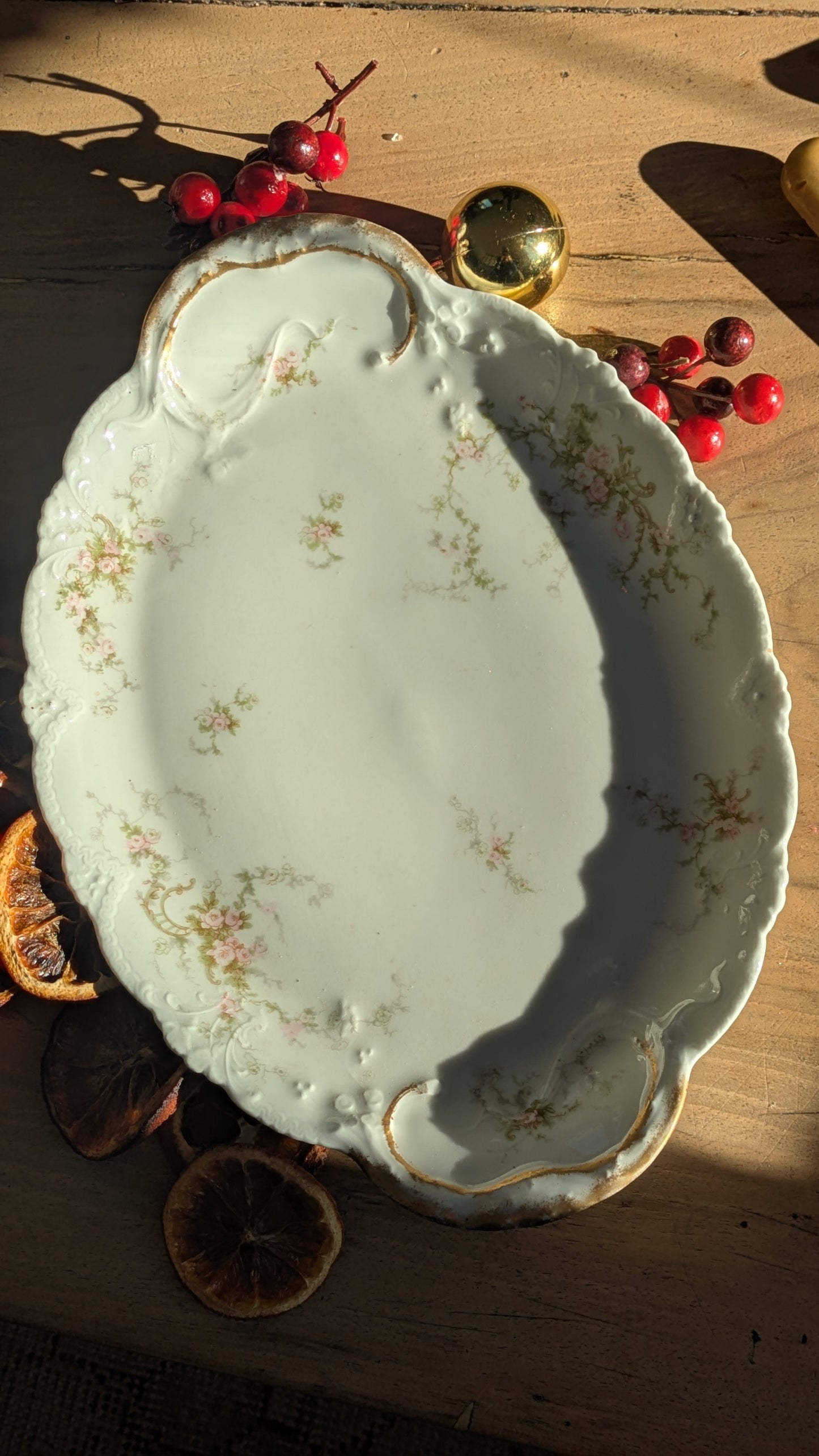 Plat oval en porcelaine De Raymonde à Zoé