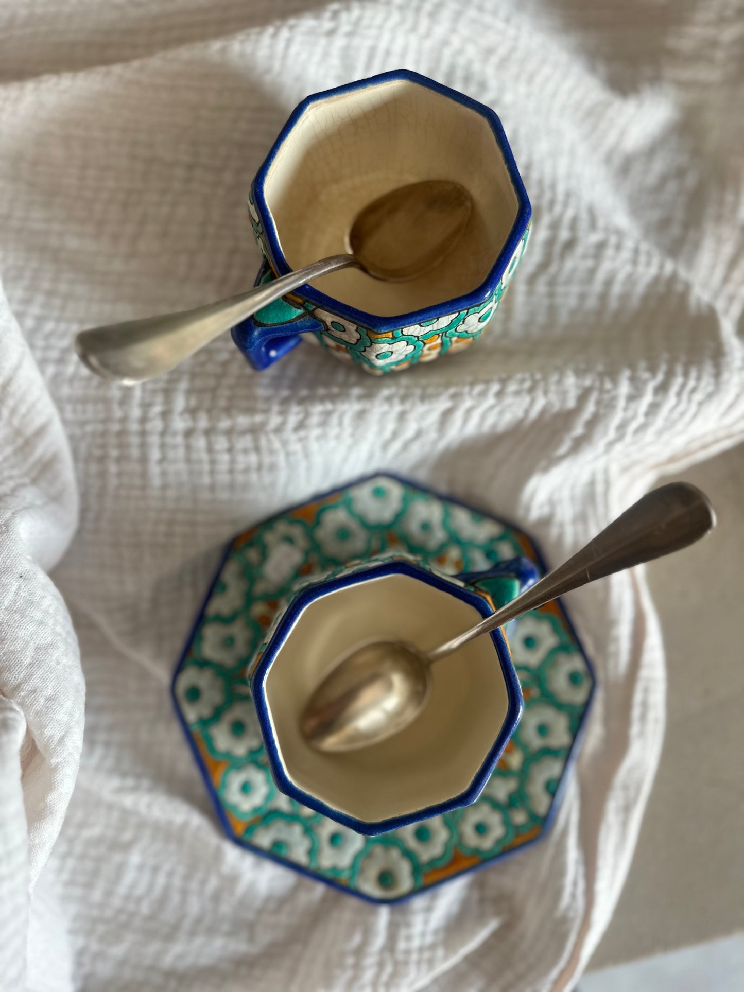 Ensemble rare de 2 tasses et 1 soucoupe assorties en faïence Longwy