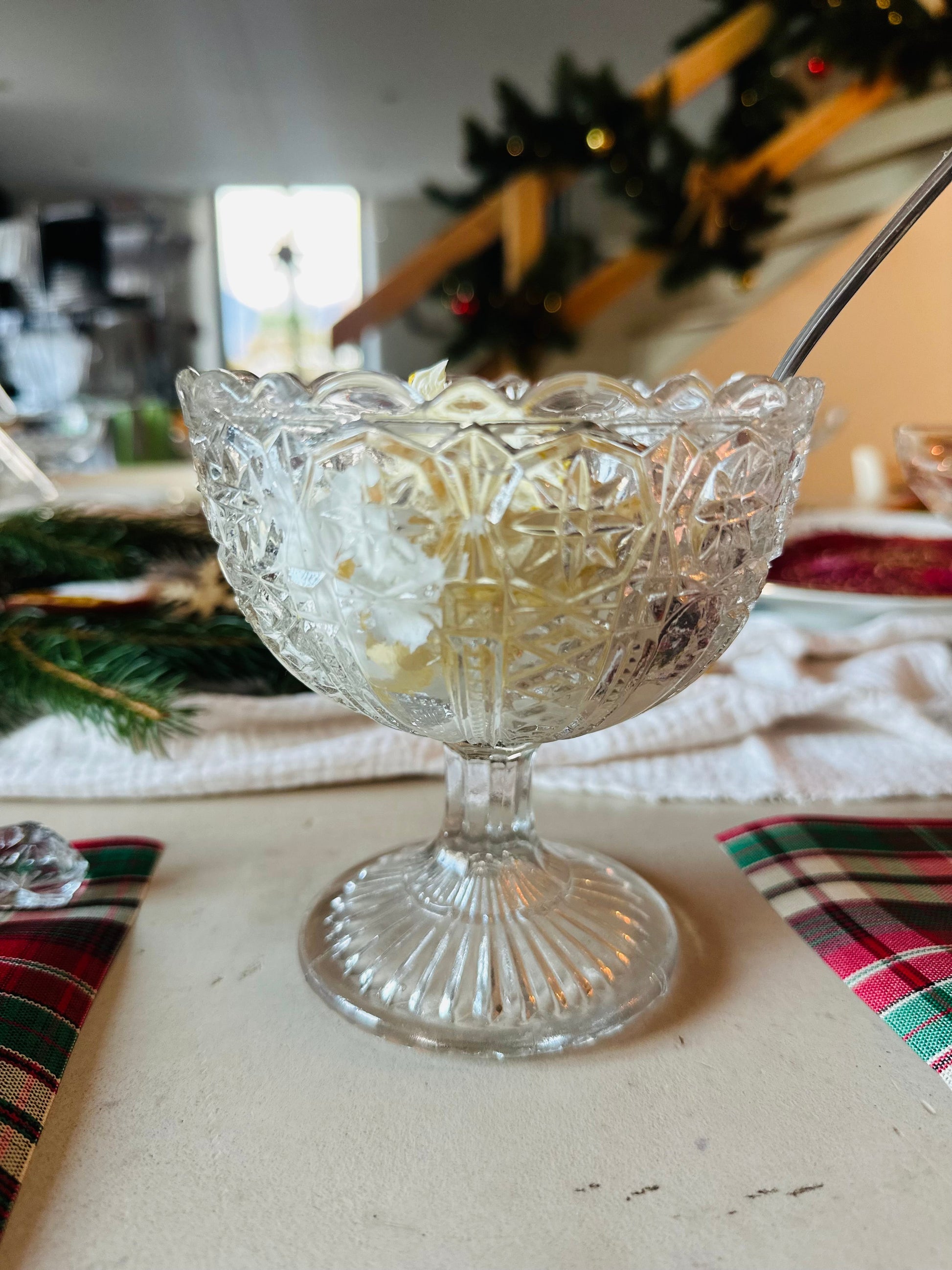 Petite coupe sur pied en verre moulé De Raymonde à Zoé