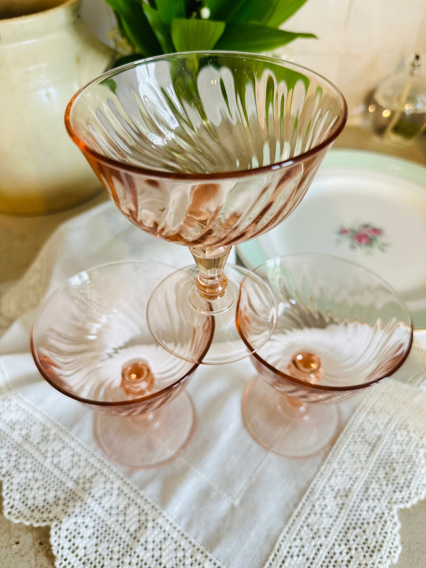 3 coupes à champagne en verre rosé De Raymonde à Zoé