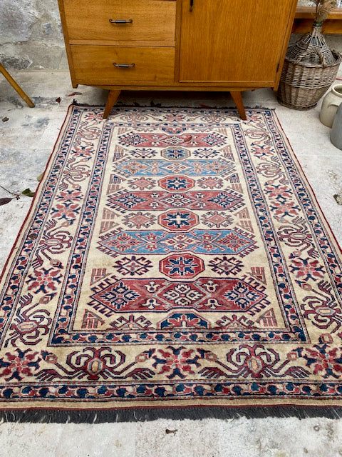 Tapis ancien rouge et bleu De Raymonde à Zoé