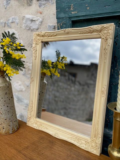 Miroir rectangulaire blanc et moulures De Raymonde à Zoé