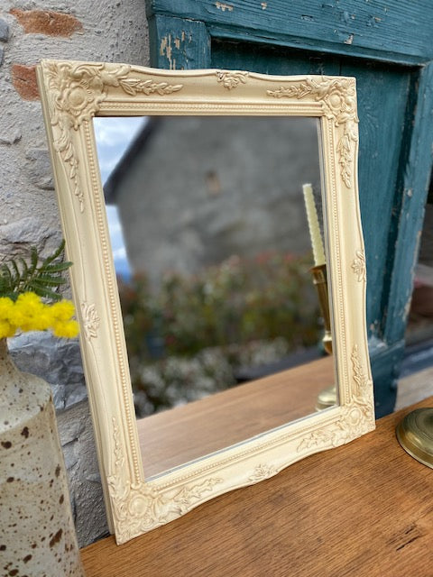 Miroir rectangulaire blanc et moulures De Raymonde à Zoé