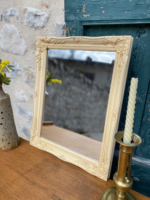 Miroir rectangulaire blanc et moulures De Raymonde à Zoé