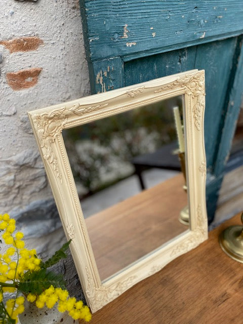 Miroir rectangulaire blanc et moulures De Raymonde à Zoé