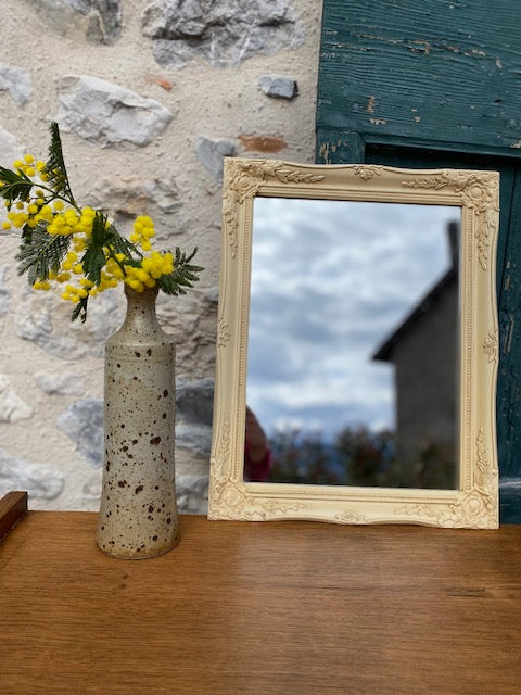 Miroir rectangulaire blanc et moulures De Raymonde à Zoé