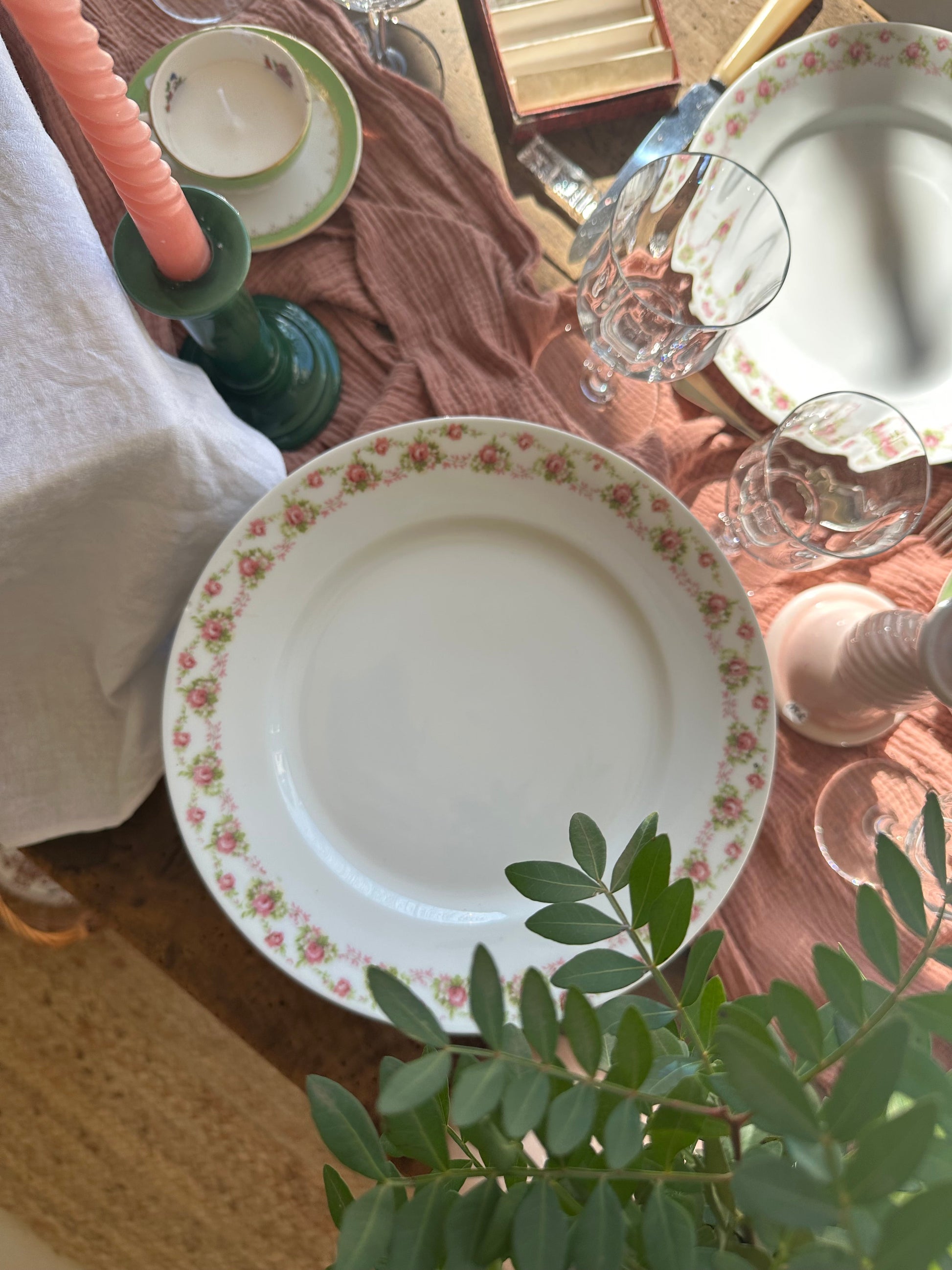 8 grandes assiettes plates en porcelaine de Limoges De Raymonde à Zoé