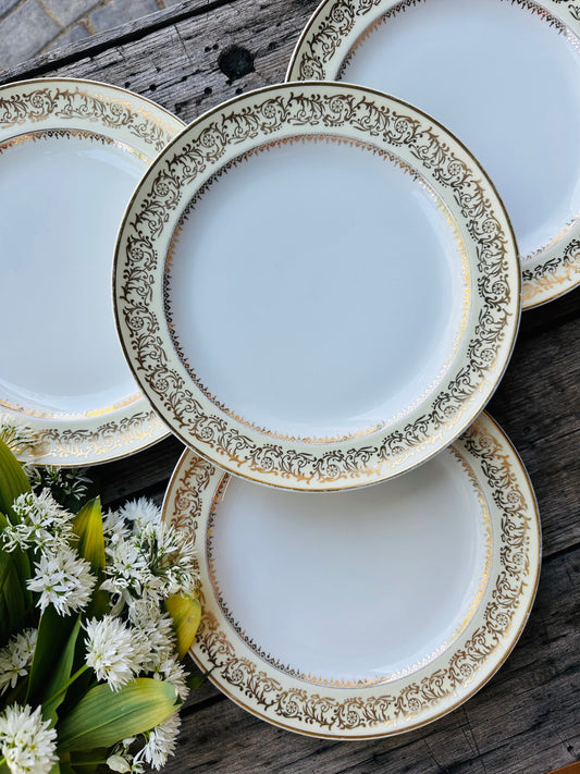 Assiettes plates en porcelaine blanche et décors dorés De Raymonde à Zoé