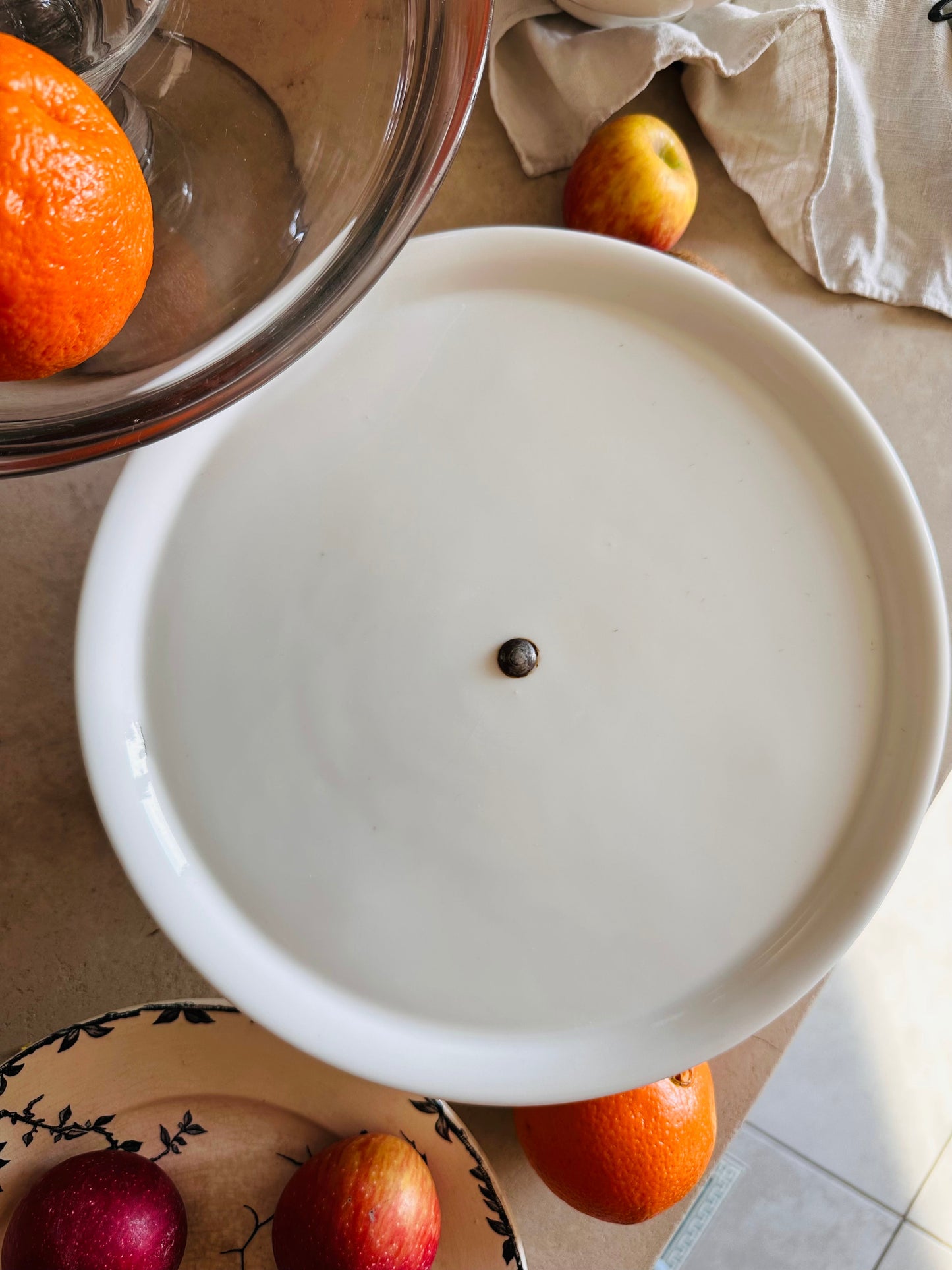 Plat sur pied en porcelaine De Raymonde à Zoé