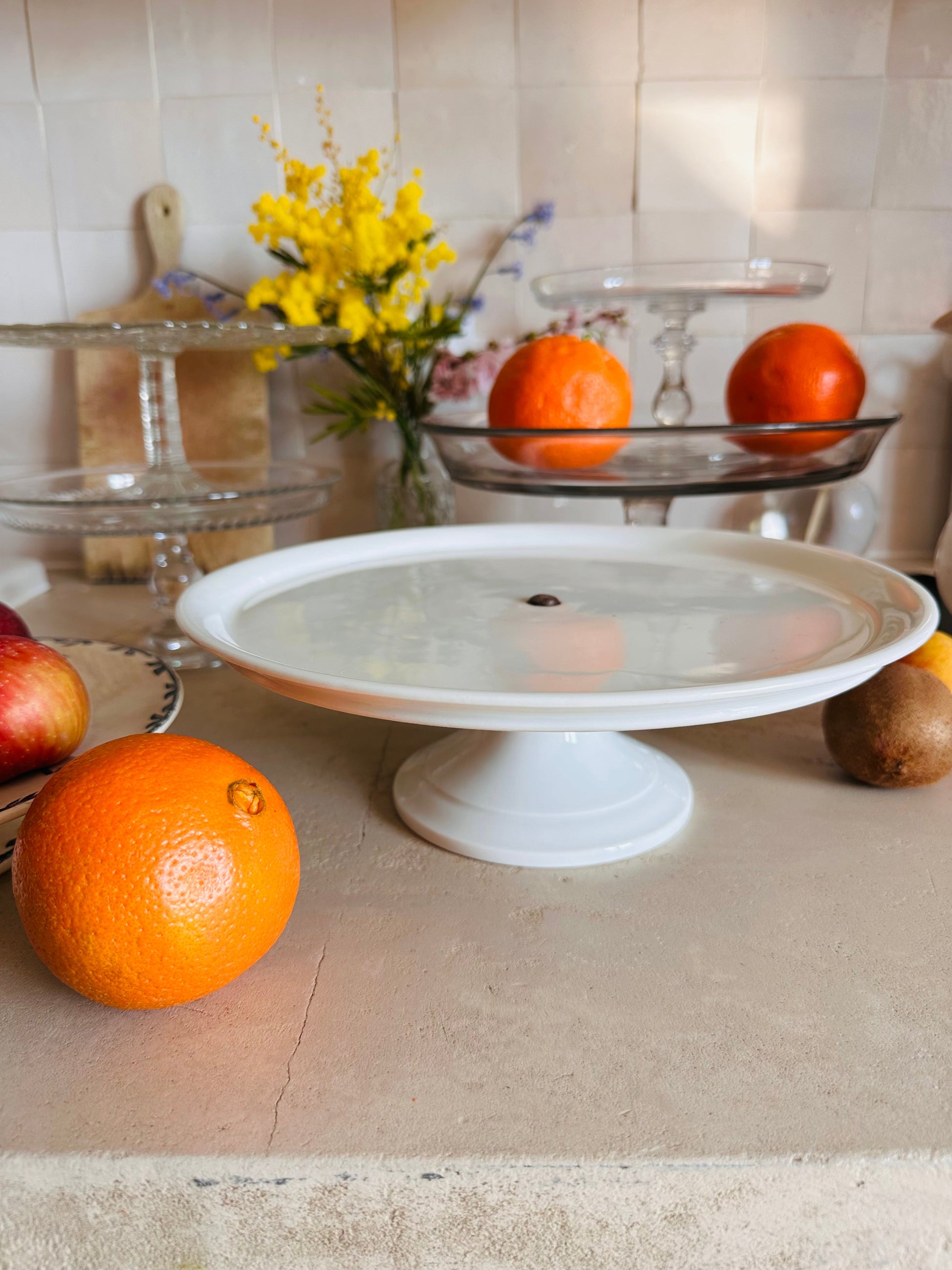 Plat sur pied en porcelaine De Raymonde à Zoé