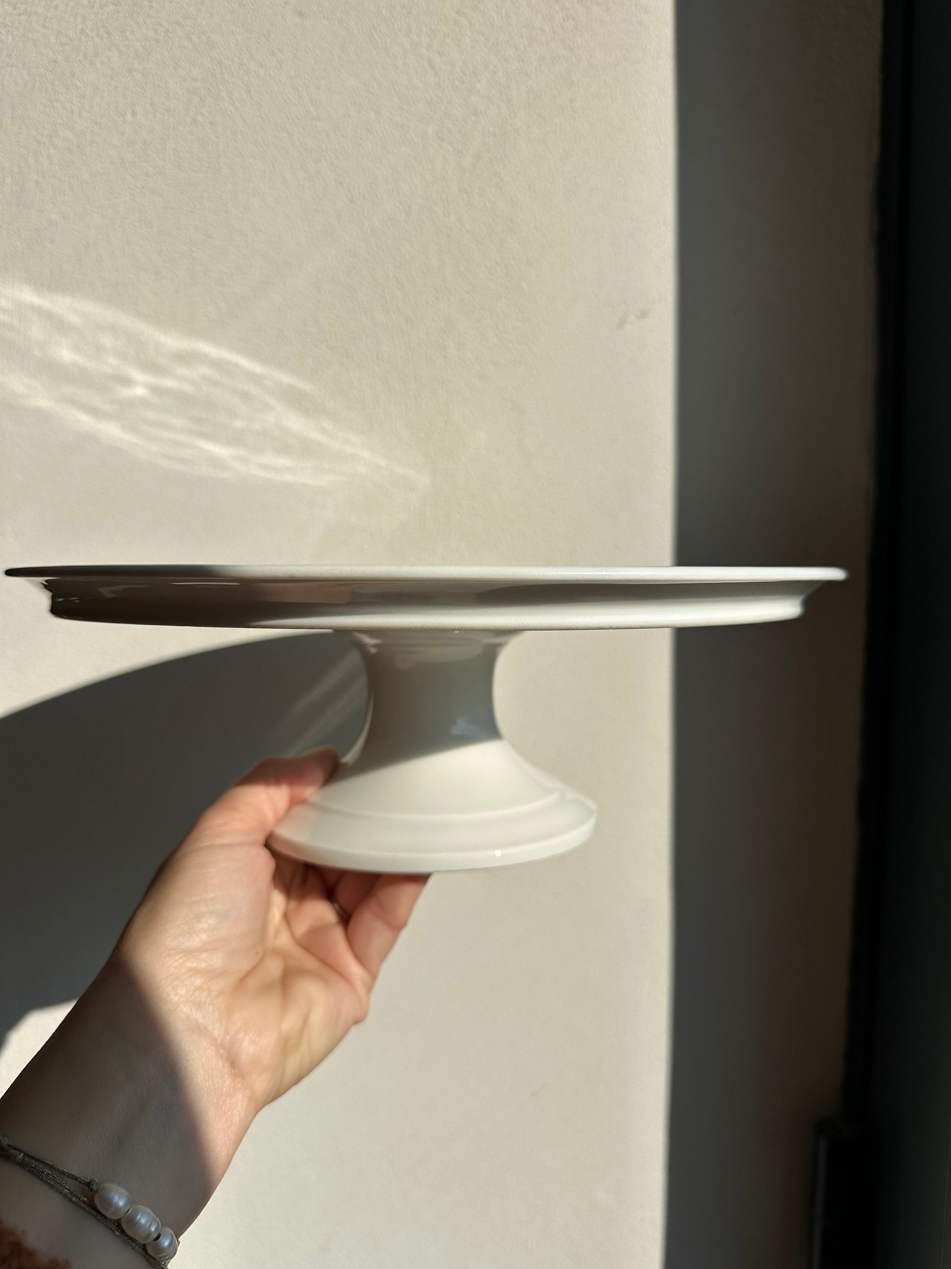 Plat sur pied en porcelaine De Raymonde à Zoé