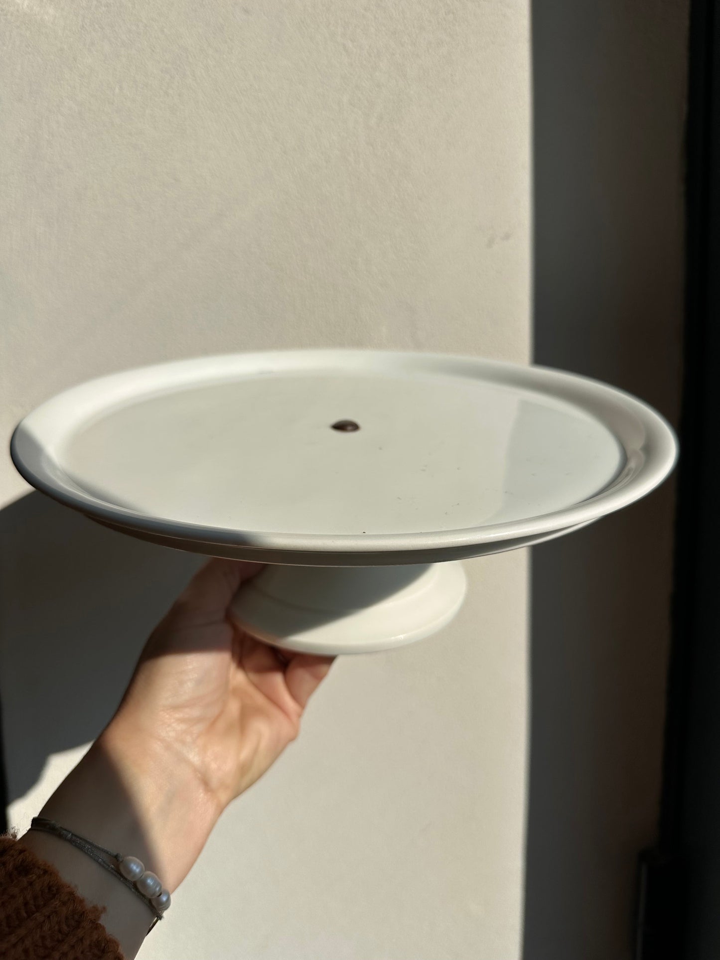 Plat sur pied en porcelaine De Raymonde à Zoé