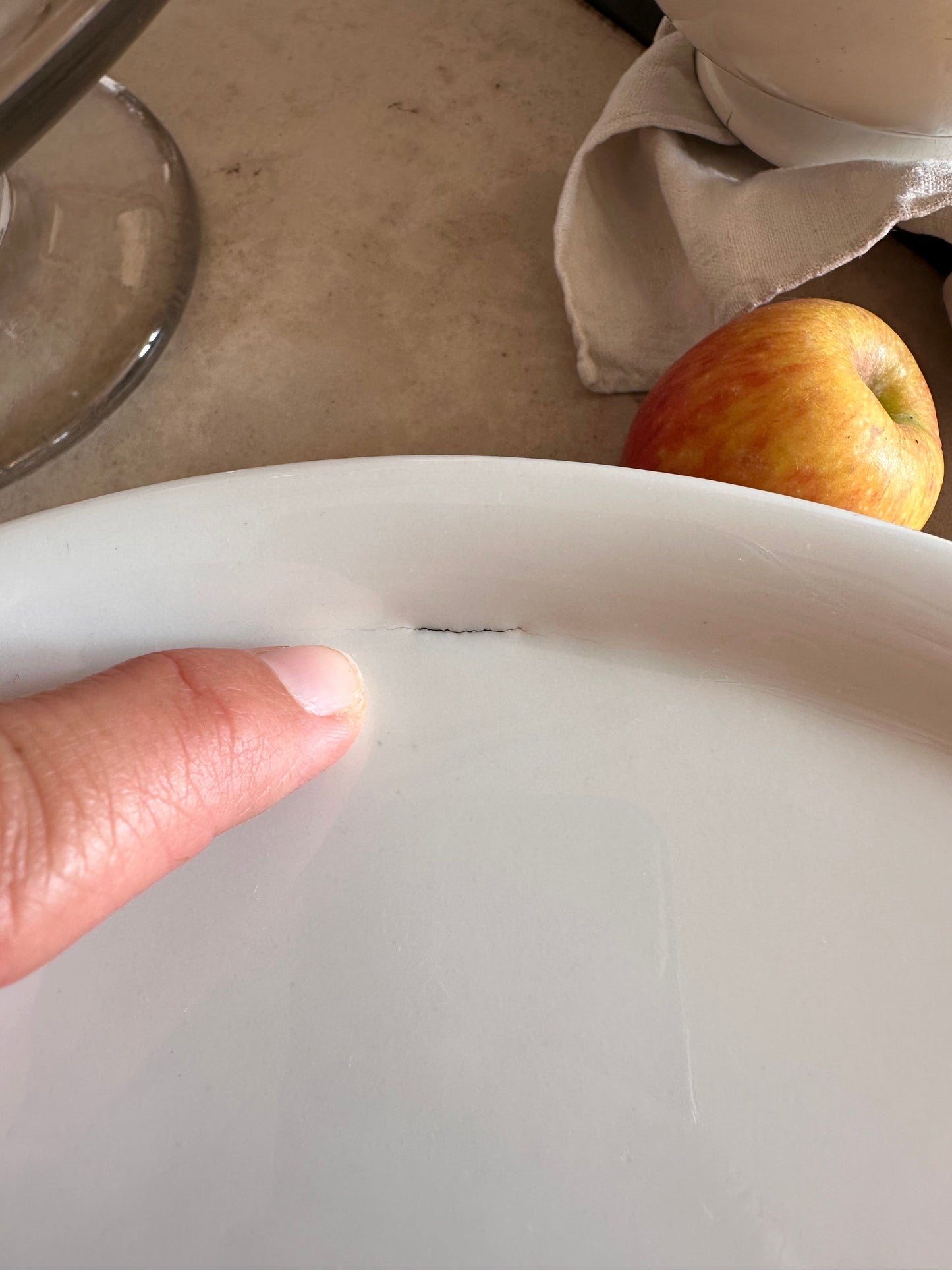 Plat sur pied en porcelaine De Raymonde à Zoé