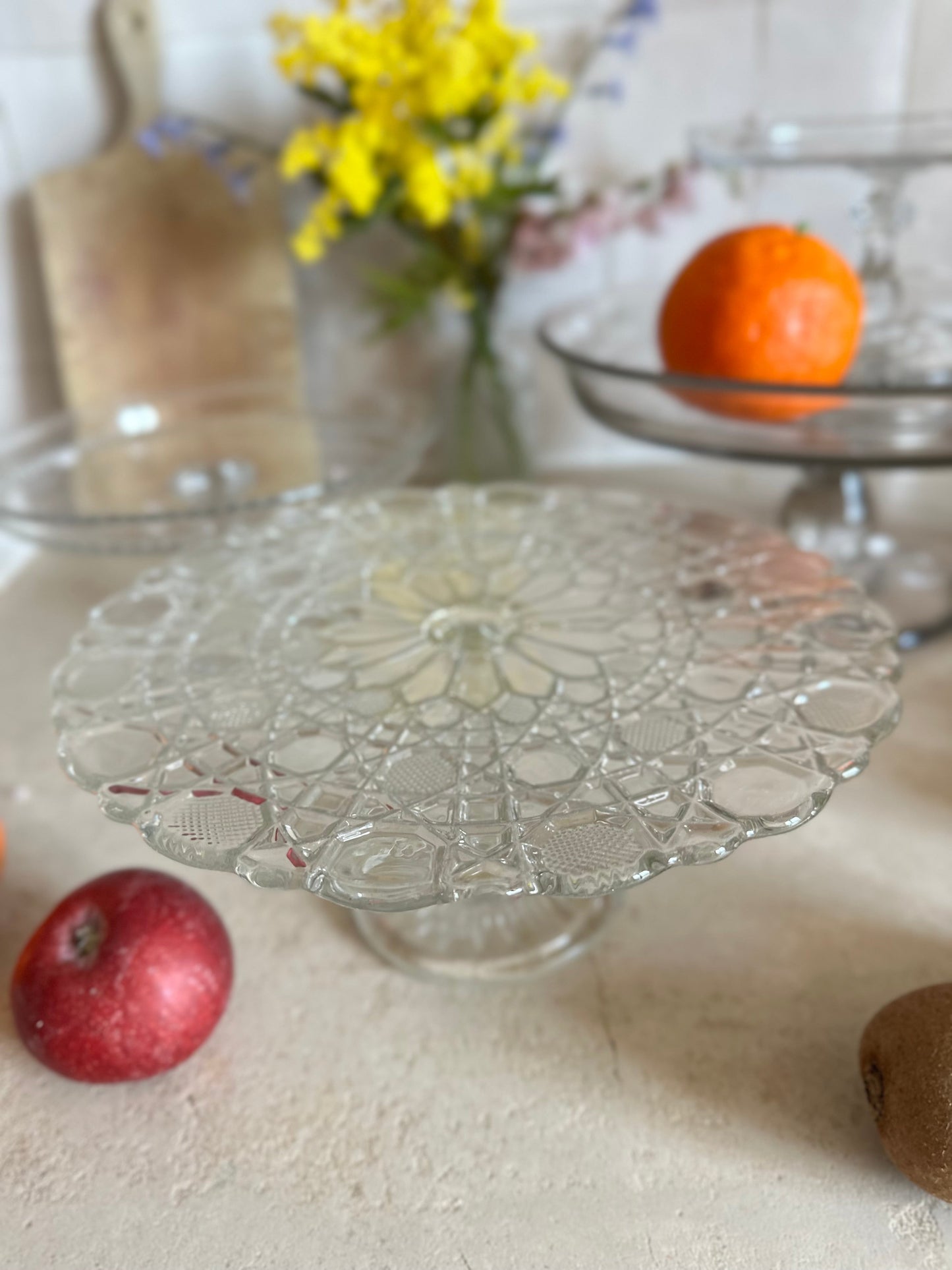 Plat sur pied en verre moulé De Raymonde à Zoé