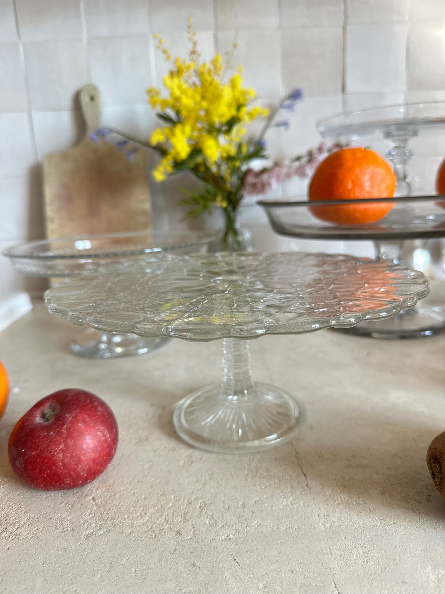Plat sur pied en verre moulé De Raymonde à Zoé
