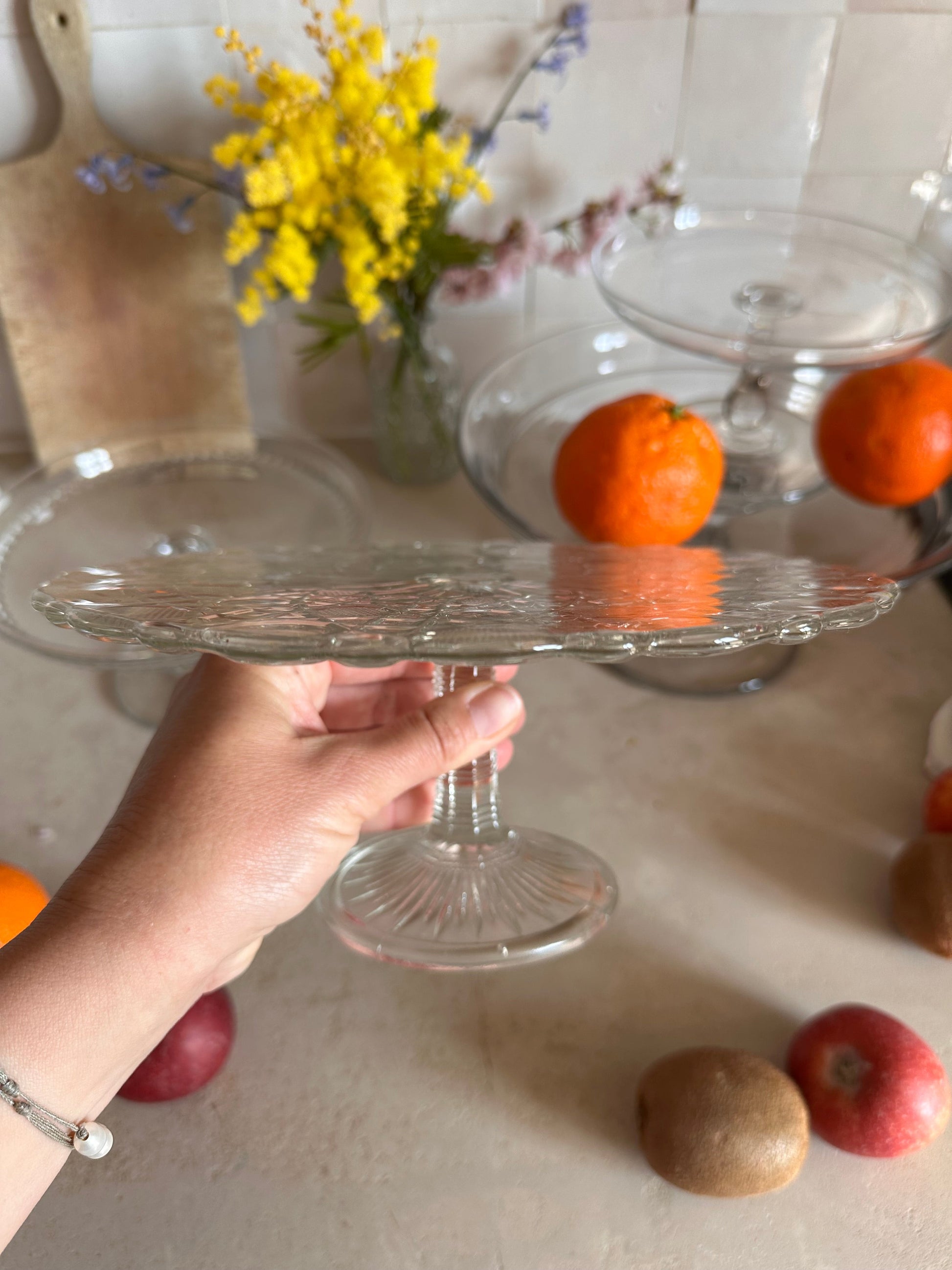 Plat sur pied en verre moulé De Raymonde à Zoé