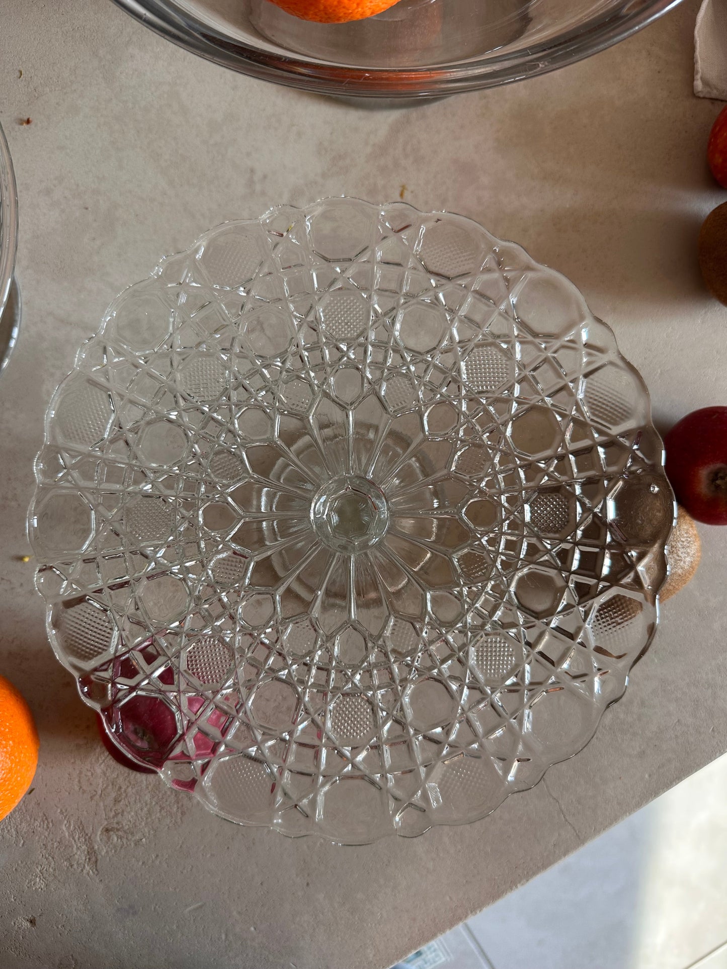 Plat sur pied en verre moulé De Raymonde à Zoé