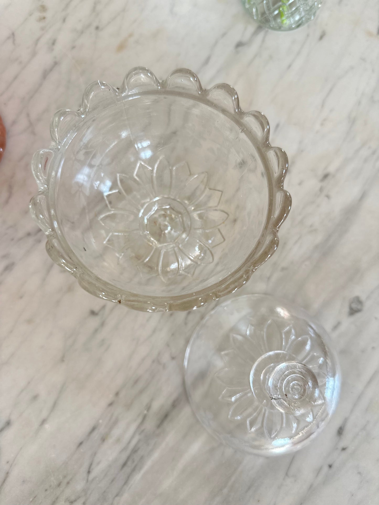 Sucrier ou boîte à bijoux en verre moulé. De Raymonde à Zoé