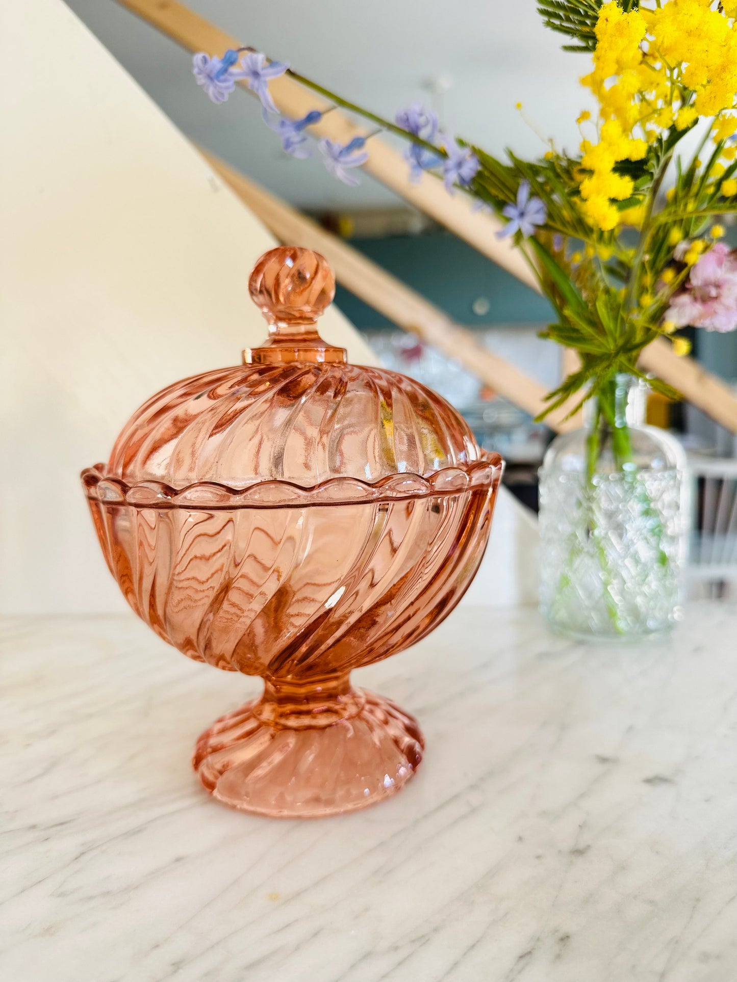 Bonbonnière en verre moulé rose De Raymonde à Zoé