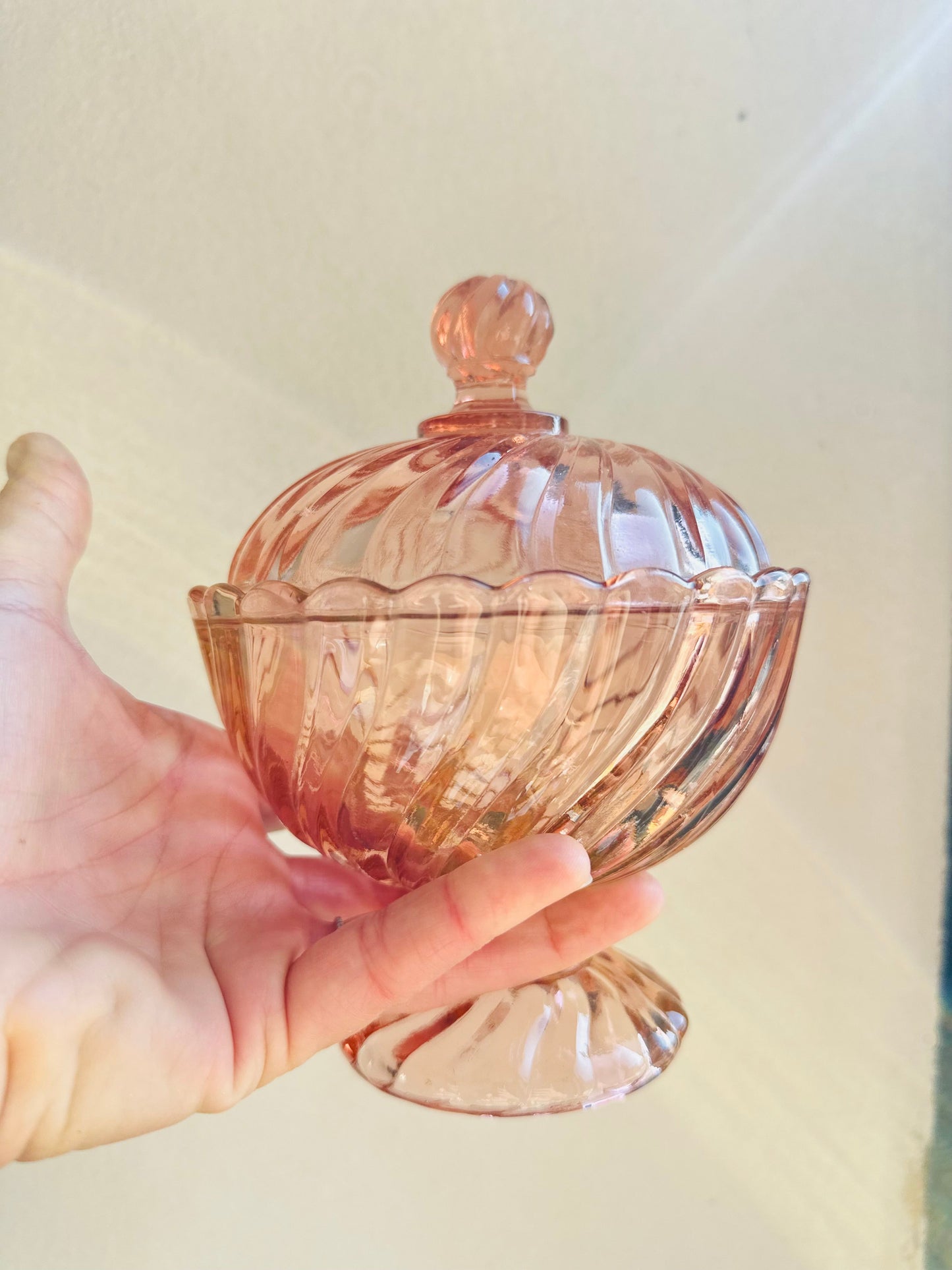 Bonbonnière en verre moulé rose De Raymonde à Zoé