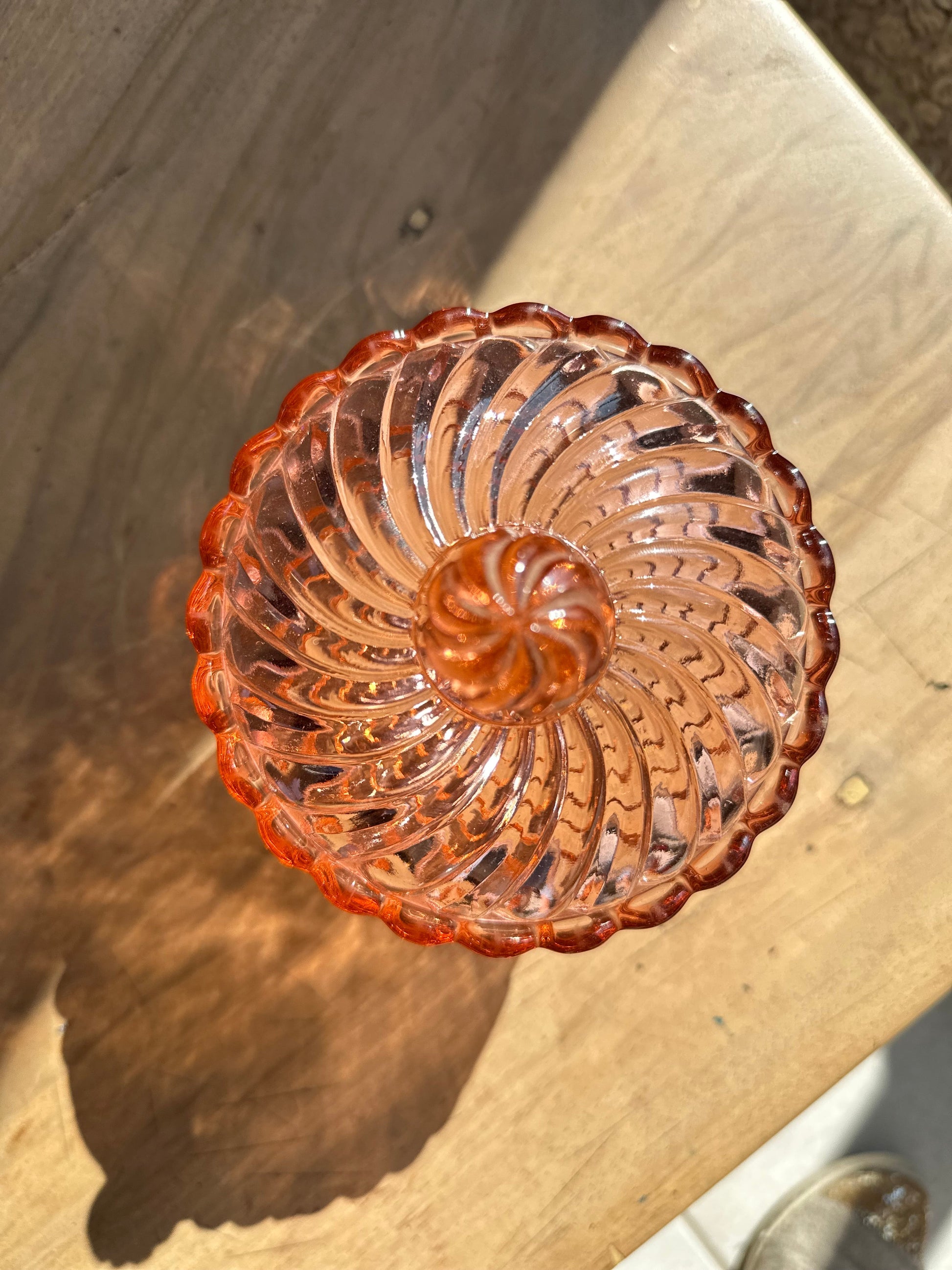 Bonbonnière en verre moulé rose De Raymonde à Zoé