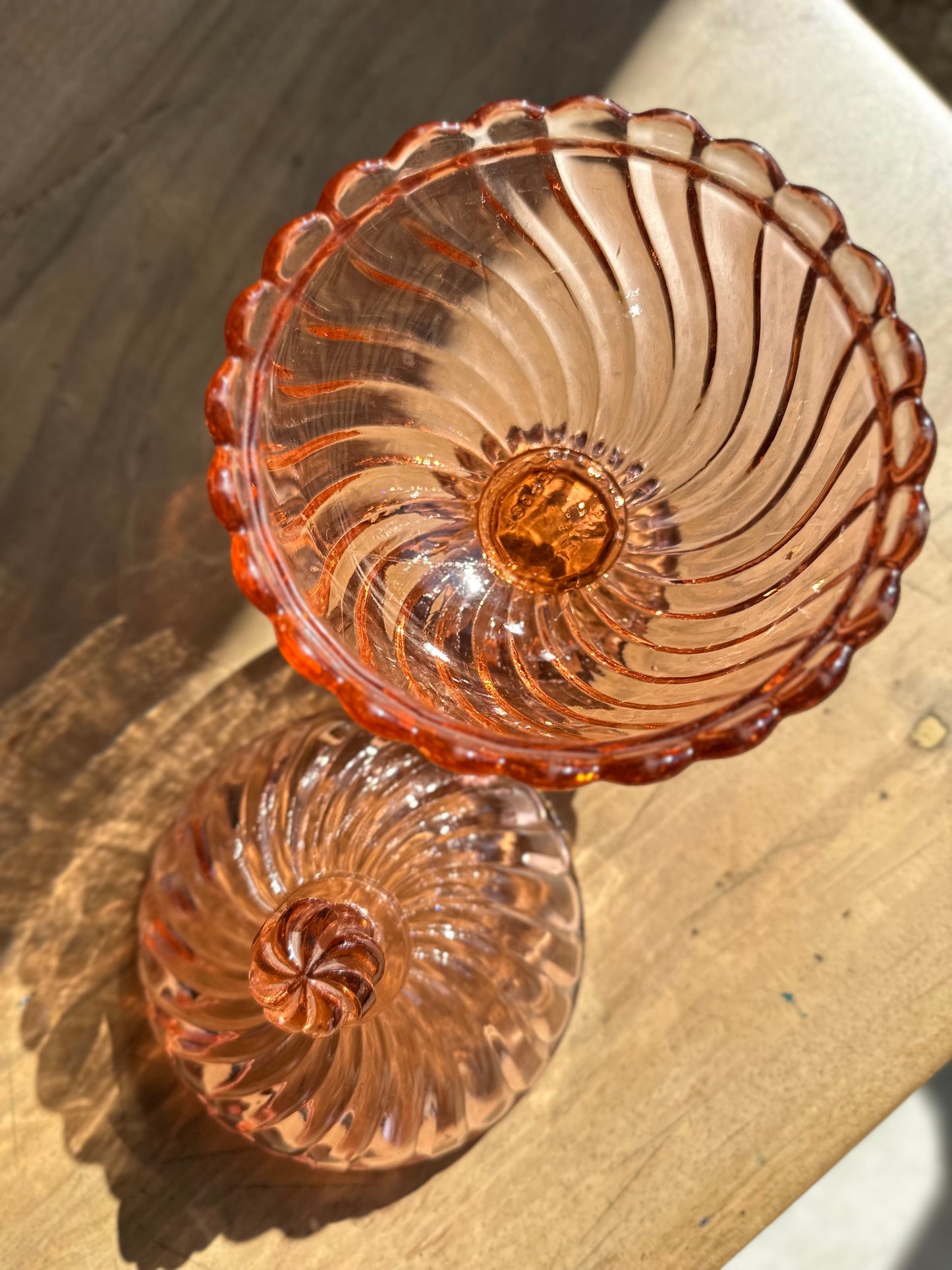 Bonbonnière en verre moulé rose De Raymonde à Zoé