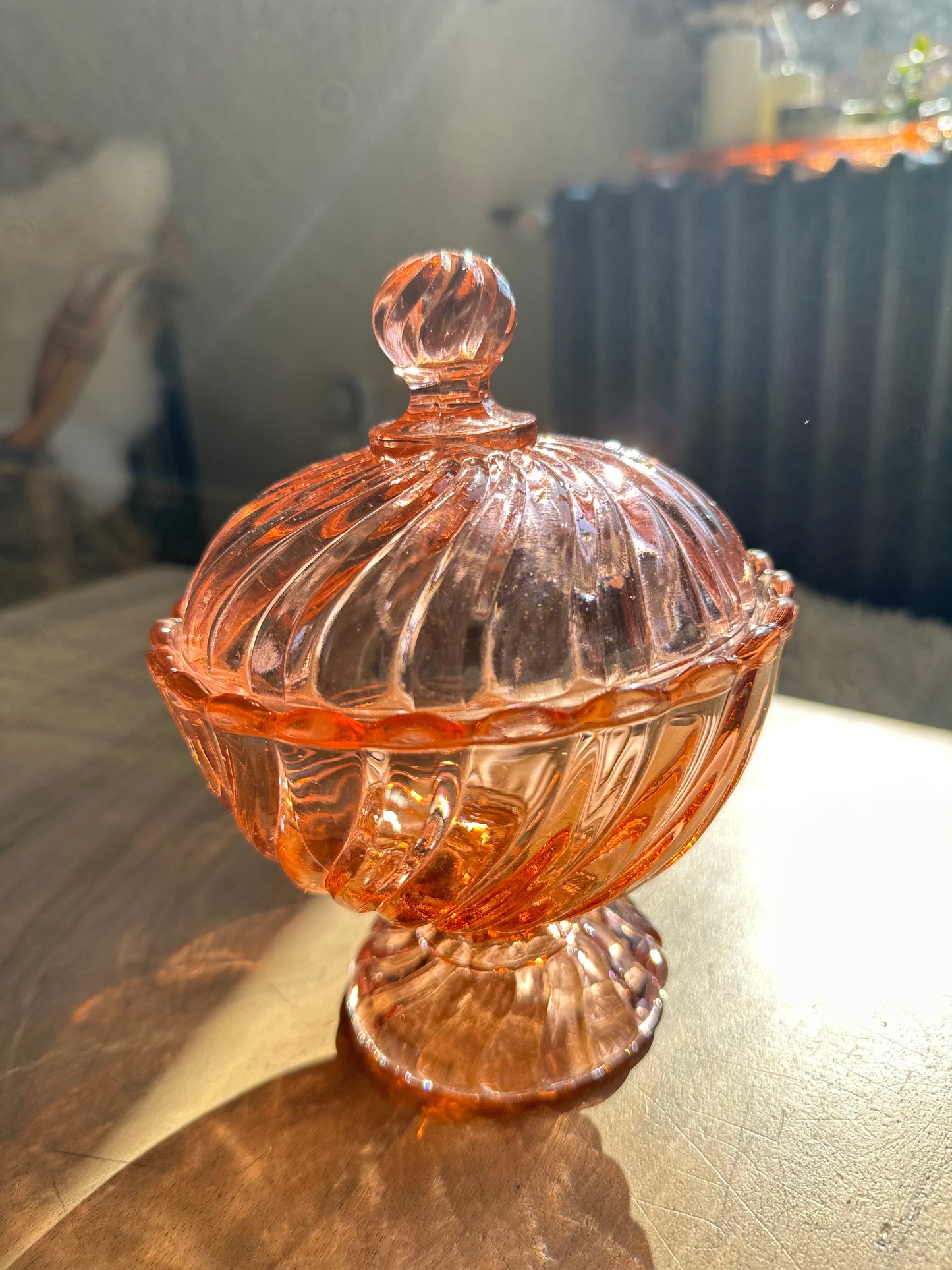 Bonbonnière en verre moulé rose De Raymonde à Zoé