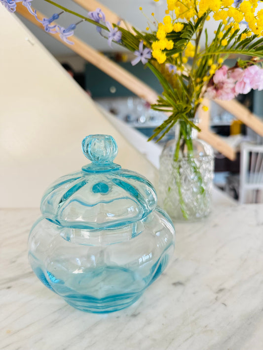 Bonbonnière en verre transparent bleuté De Raymonde à Zoé
