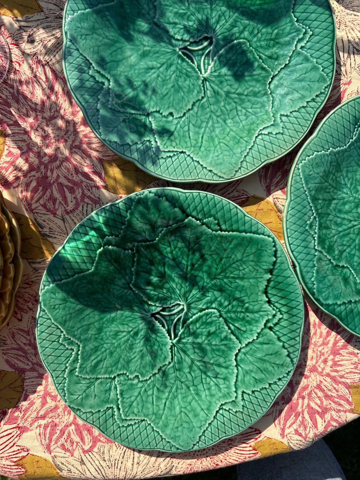 3 assiettes à dessert en barbotine feuille de vignes gien De Raymonde à Zoé
