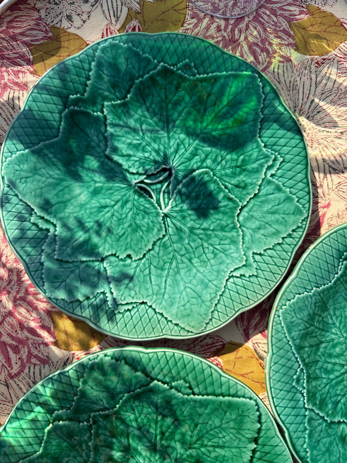 3 assiettes à dessert en barbotine feuille de vignes gien De Raymonde à Zoé