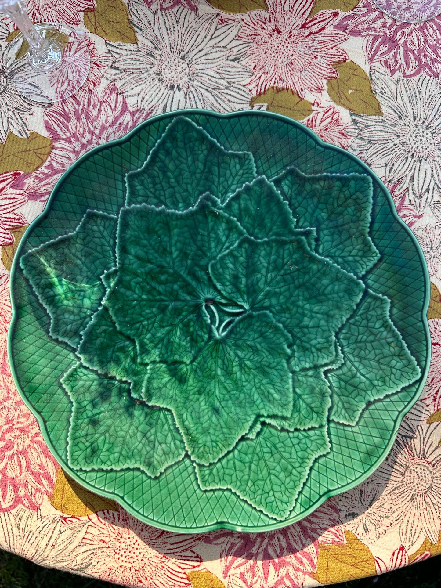 Plat rond en barbotine feuille de vignes Gien De Raymonde à Zoé