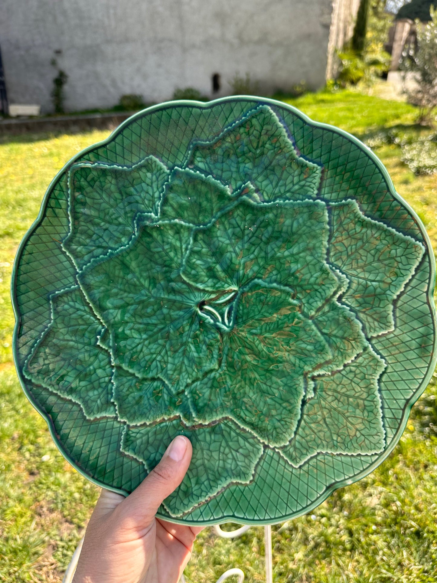 Plat rond en barbotine feuille de vignes Gien De Raymonde à Zoé