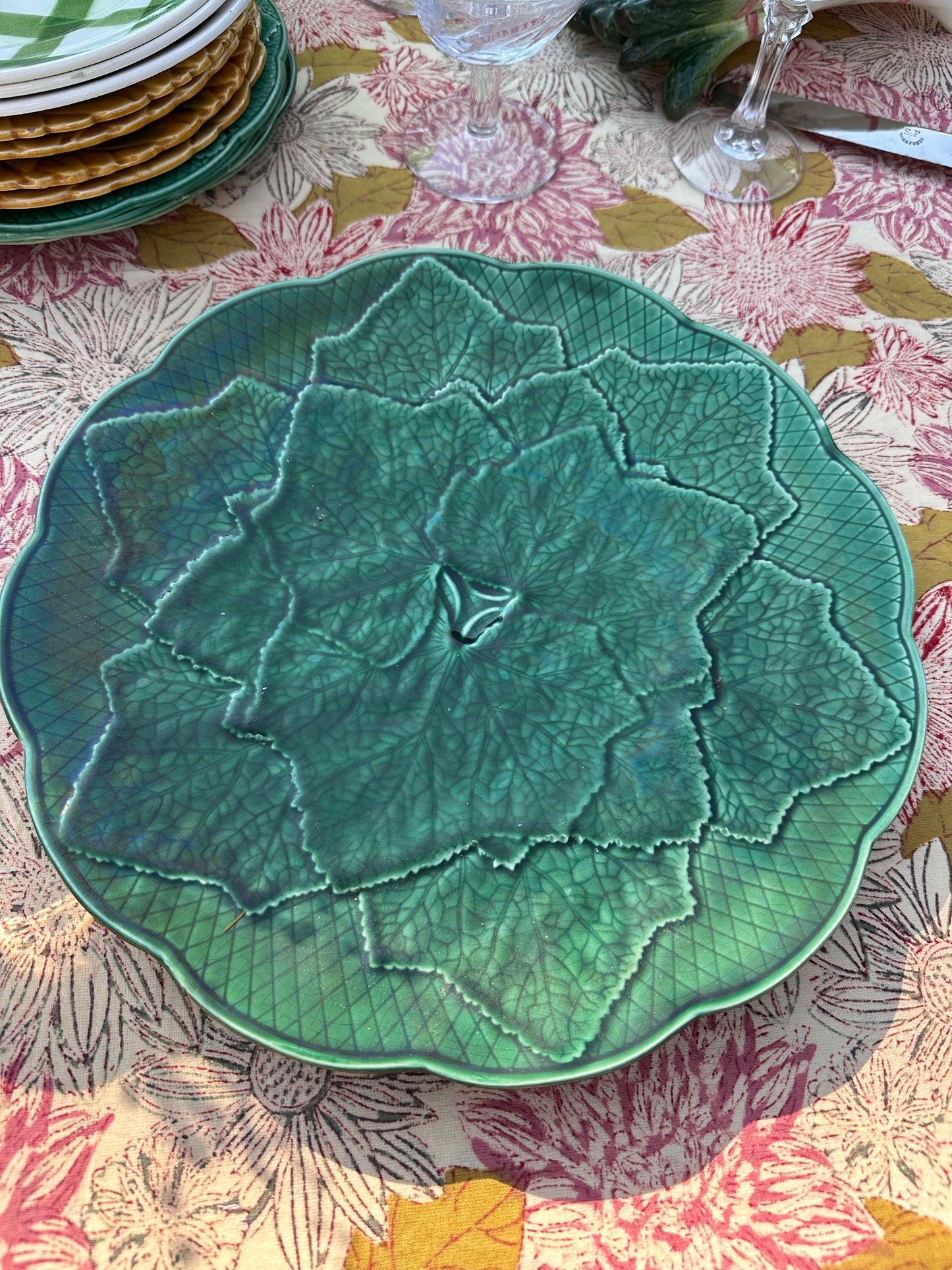 Plat rond en barbotine feuille de vignes Gien De Raymonde à Zoé