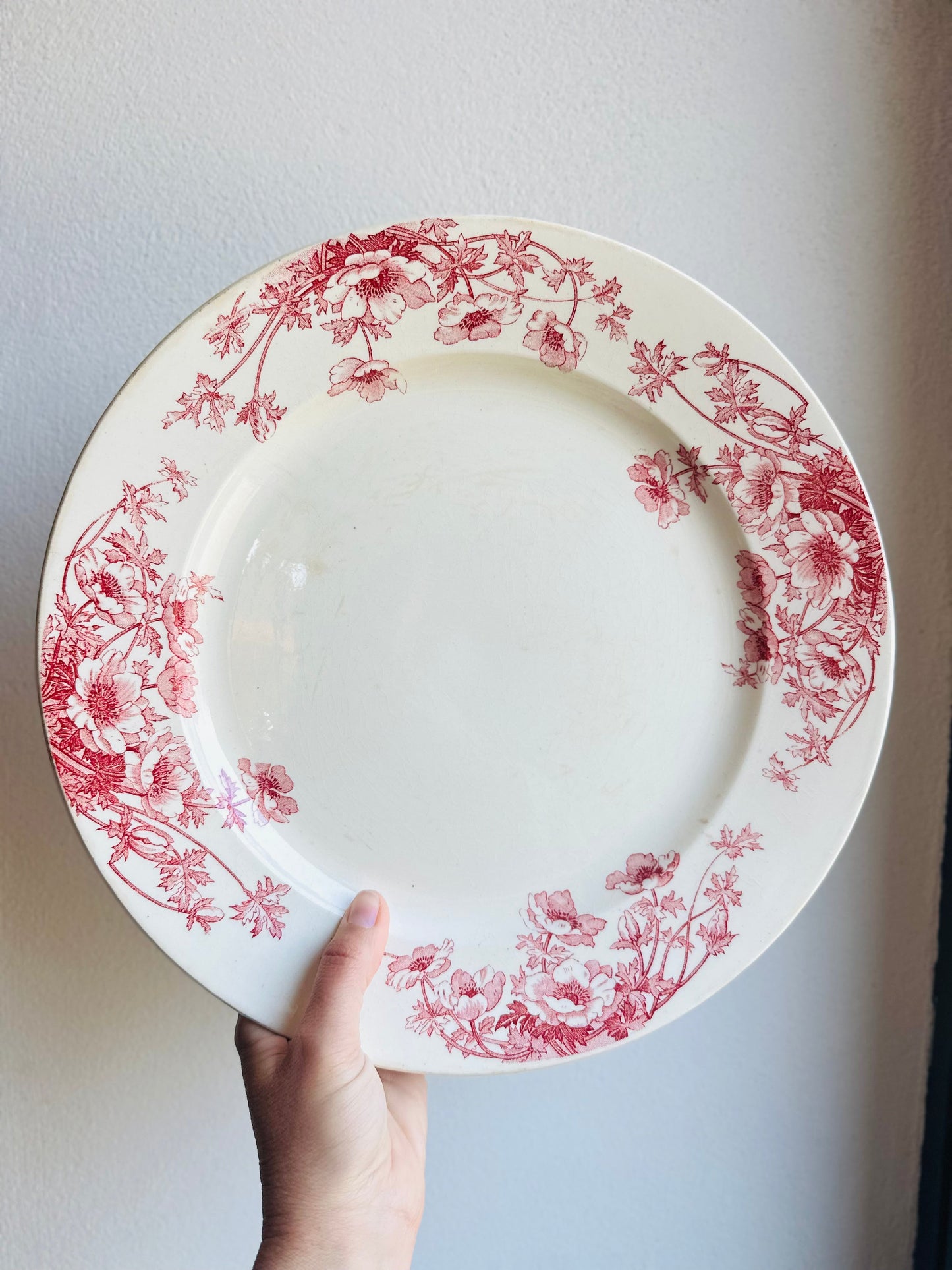 Plat rond terre de fer Gien modèle Anémones De Raymonde à Zoé