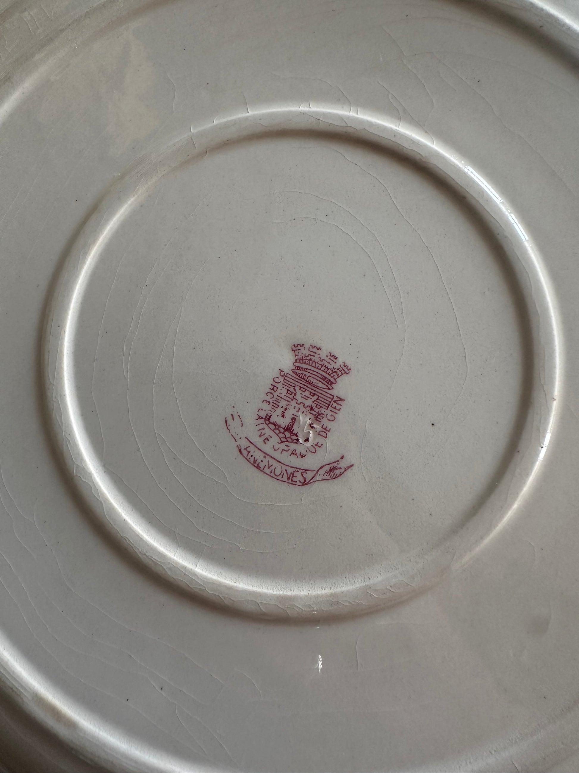 Plat rond terre de fer Gien modèle Anémones De Raymonde à Zoé