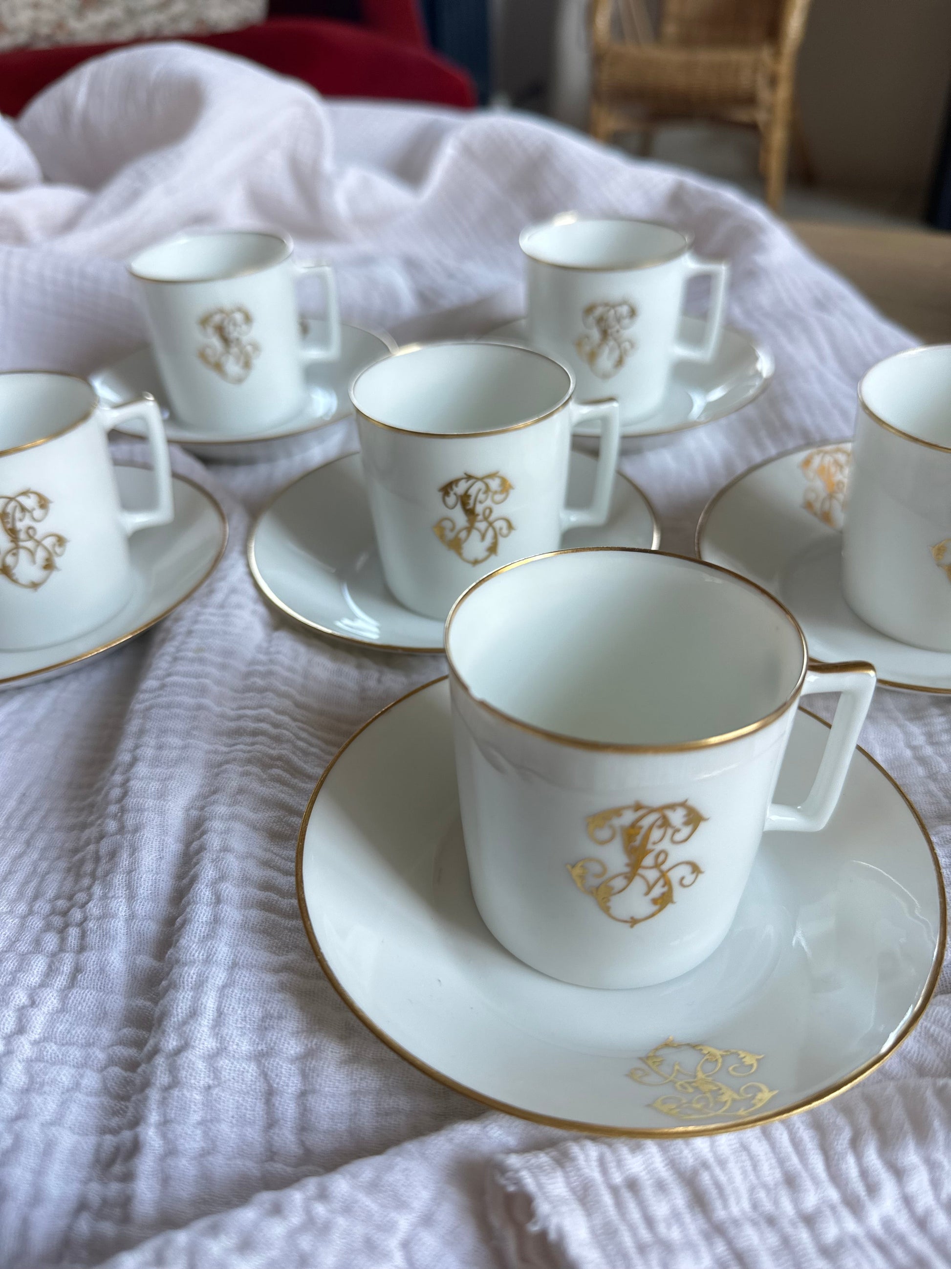 Ensemble de 6 tasses et 6 soucoupes assorties en porcelaine De Raymonde à Zoé