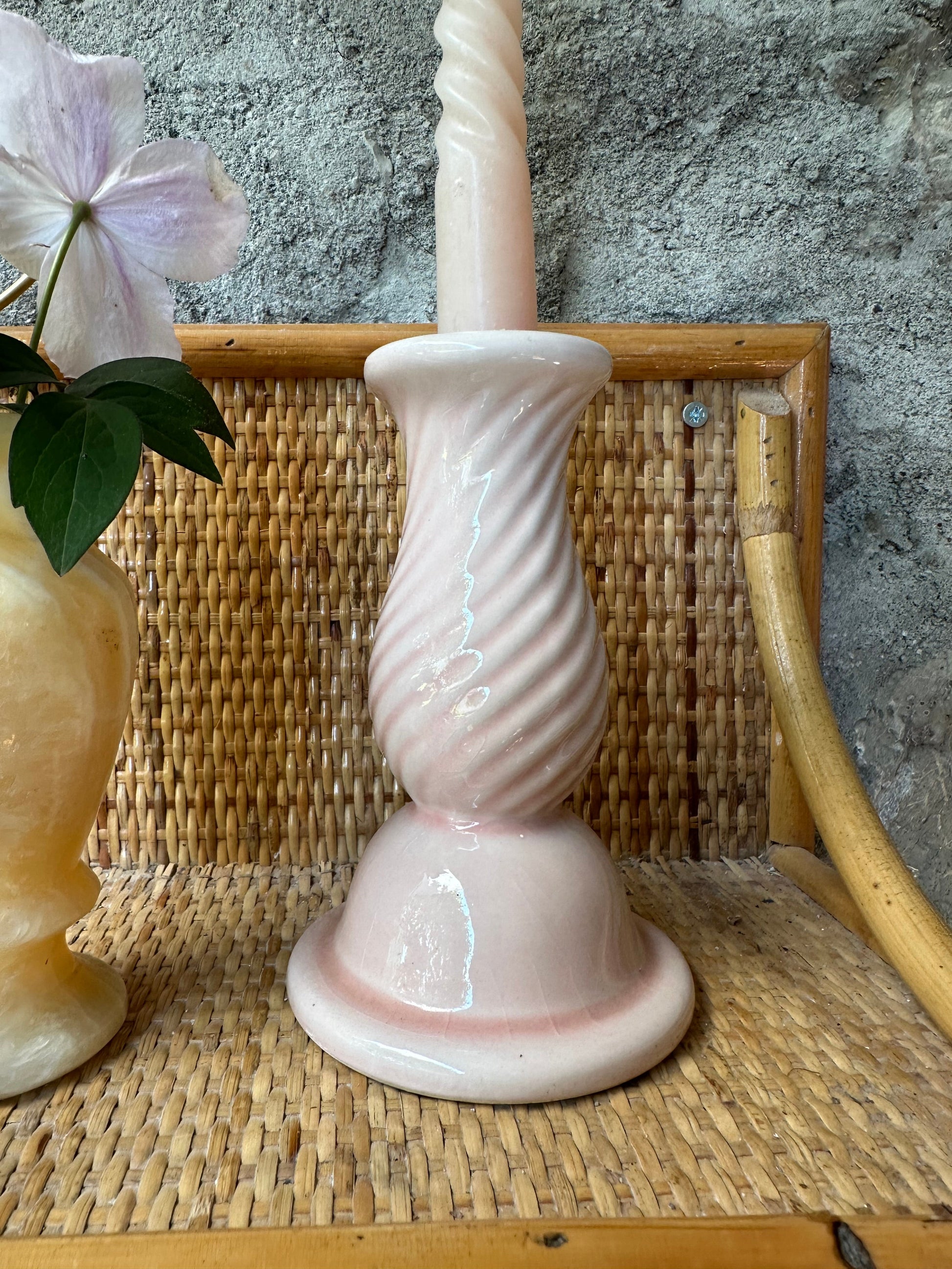 Bougeoir torsadé en céramique rose De Raymonde à Zoé